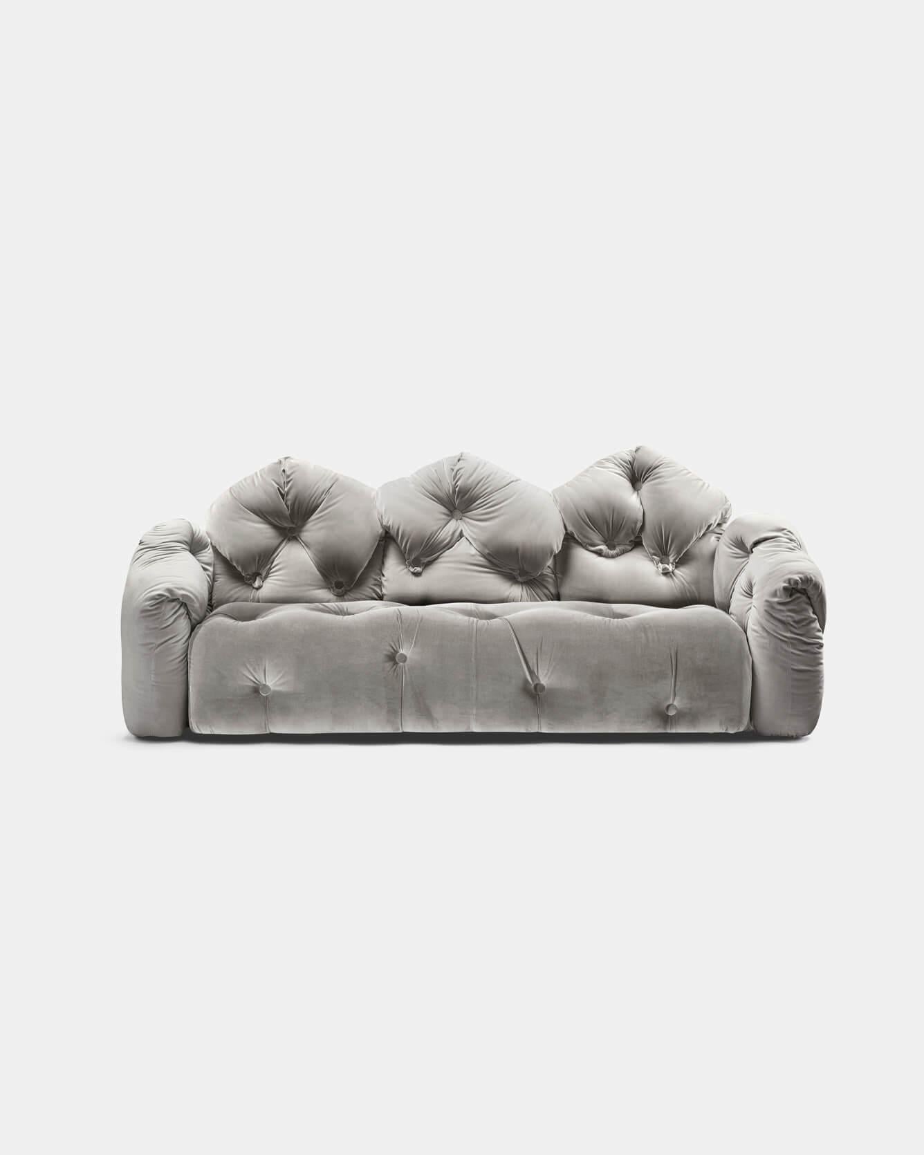 Das Michetta-Sofa von Gaetano Pesce zeichnet sich durch ein eklektisches Design aus, das die traditionelle Ästhetik mit einer unregelmäßigen Capitonné-Technik und einer weichen Samtpolsterung herausfordert. Dieses Stück bietet eine unverwechselbare
