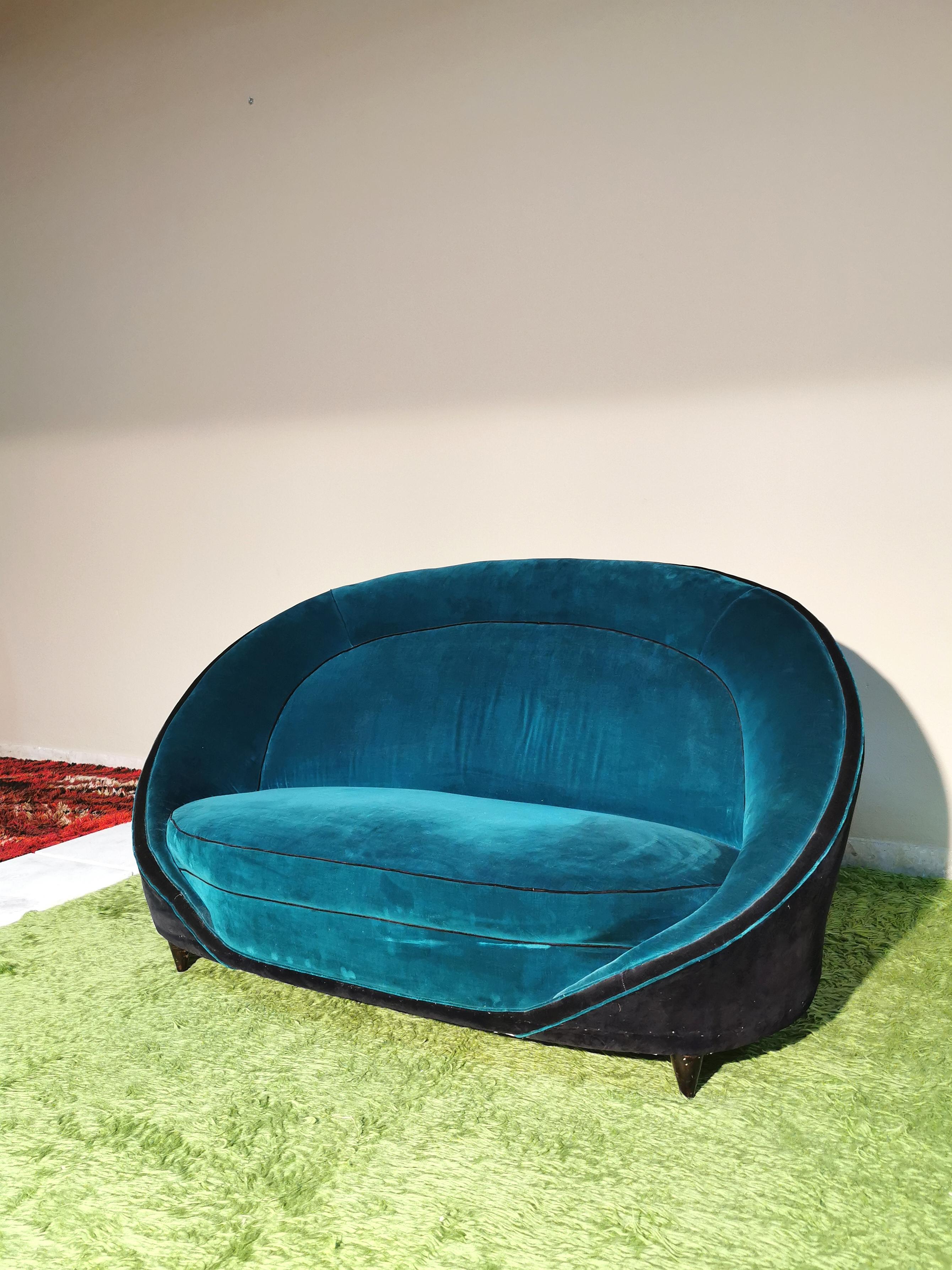 Exceptional, elegant, in the syle of Gio Ponti sofa in emerald green smooth velvet with two-tone effect. Feet of conical shape in wood, all original of the period. Italy.