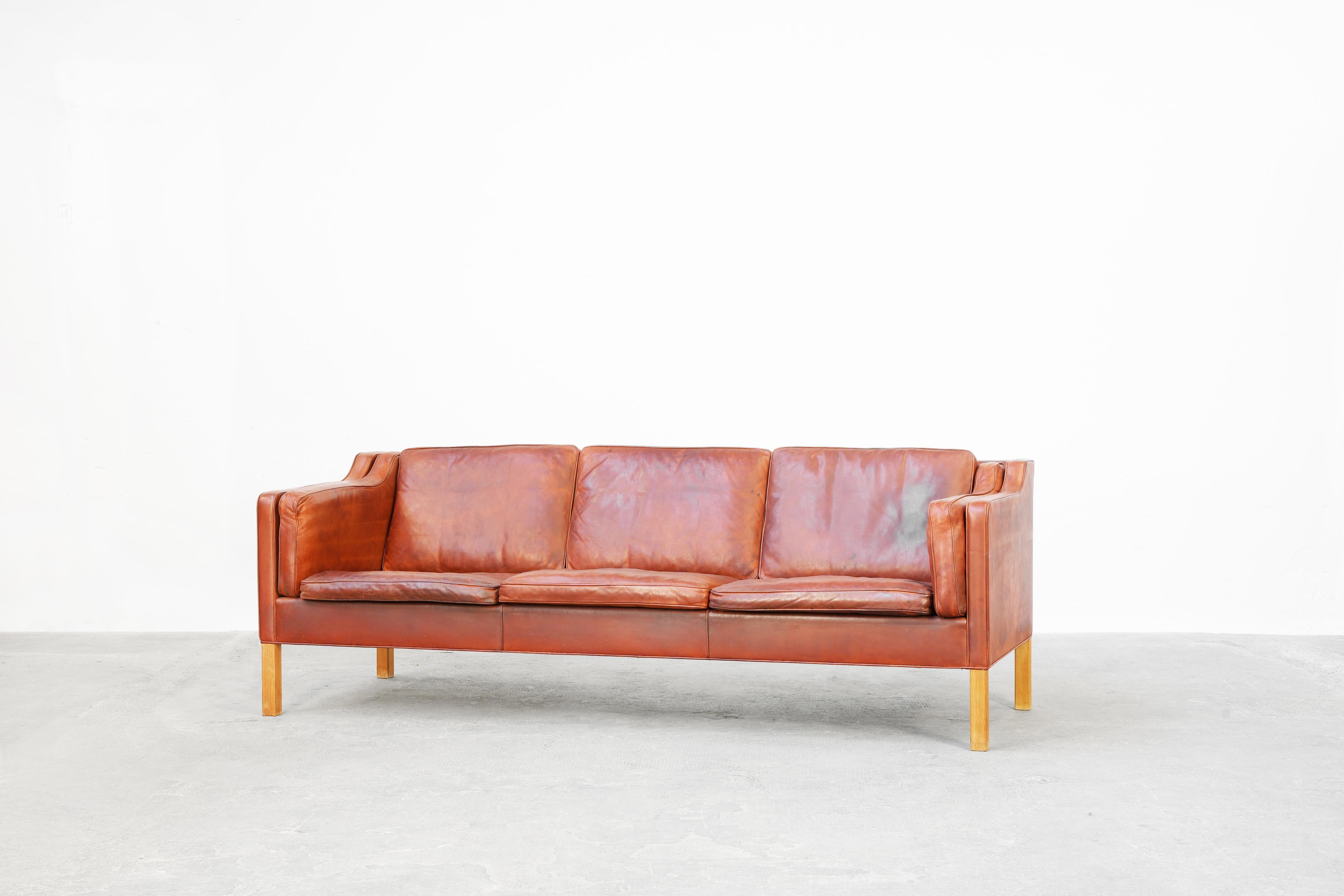 Beautiful patinated sofa mod. BM2213 designed by Børge Mogensen and produced by Fredericia Stolefabrik in Denmark, 1962.

This sofa comes in a great original condition with patinated leather in brown-cognac and oak legs.

This model was designed