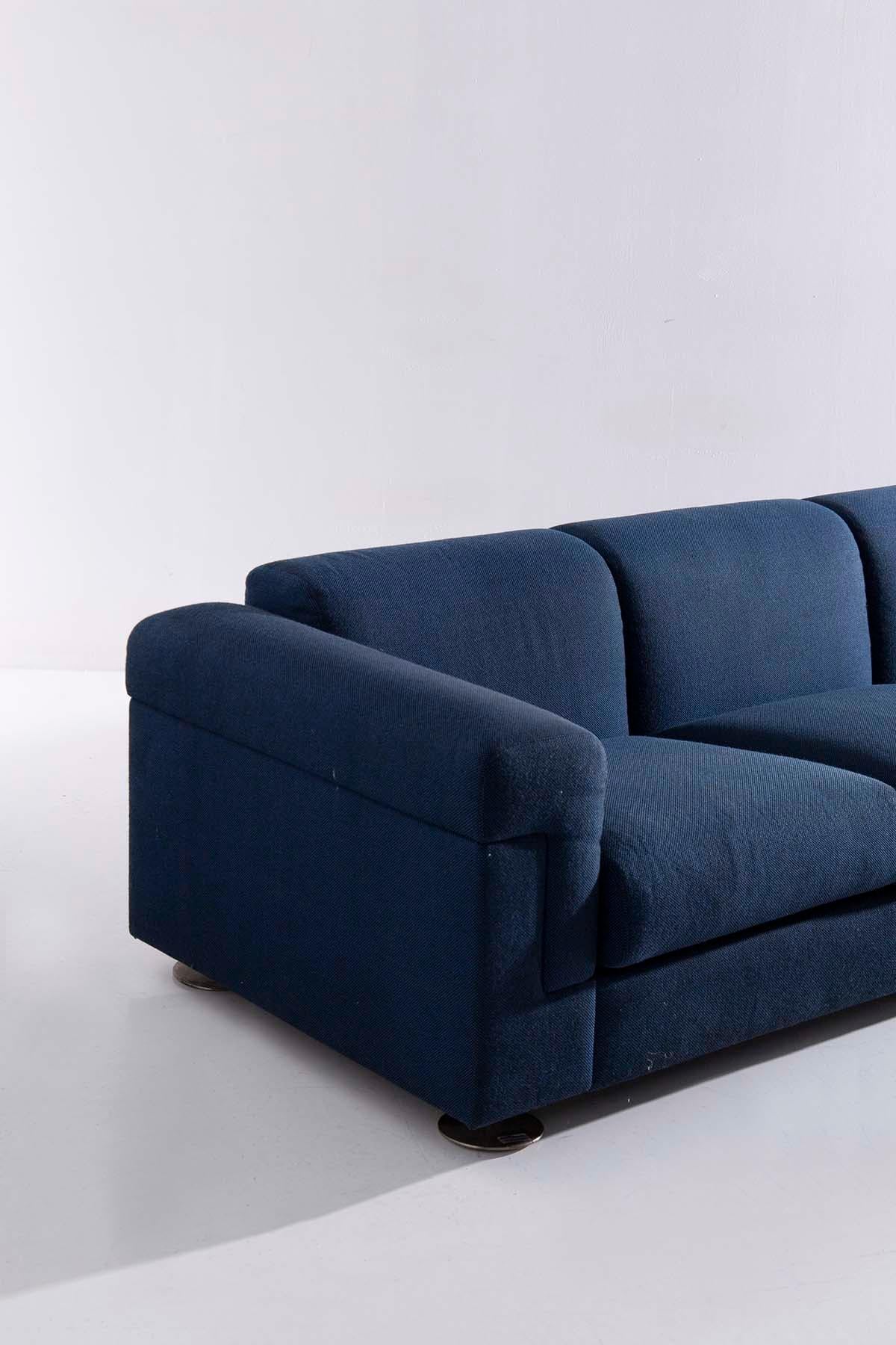 Im fesselnden Jahr 1966 entstand im Herzen von Varedo ein zeitloses Meisterwerk: das Sofa Modell D120, ein authentisches Kunstwerk, das dem Genie von Valeria Borsani und Alfredo Bonetti entsprungen ist. Dieses außergewöhnliche Design hat die Herzen