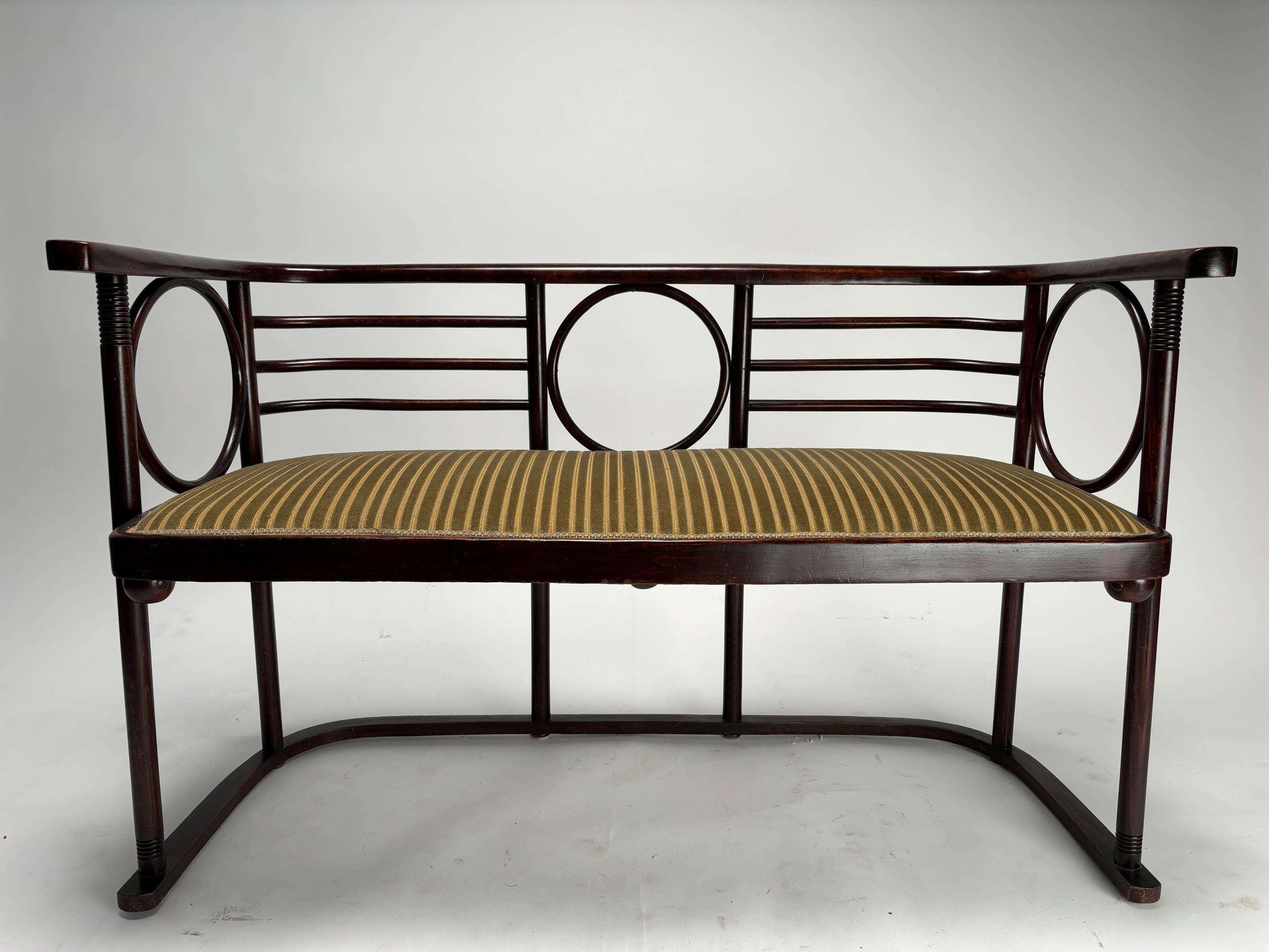 Sofá de madera curvada mod. Fledermaus de Josef Hoffmann para Jacob and Josef Kohn, década de 1910

Es una de las creaciones más famosas del arquitecto austriaco Josef Hoffmann, uno de los padres fundadores de la Secesión vienesa. Construido a