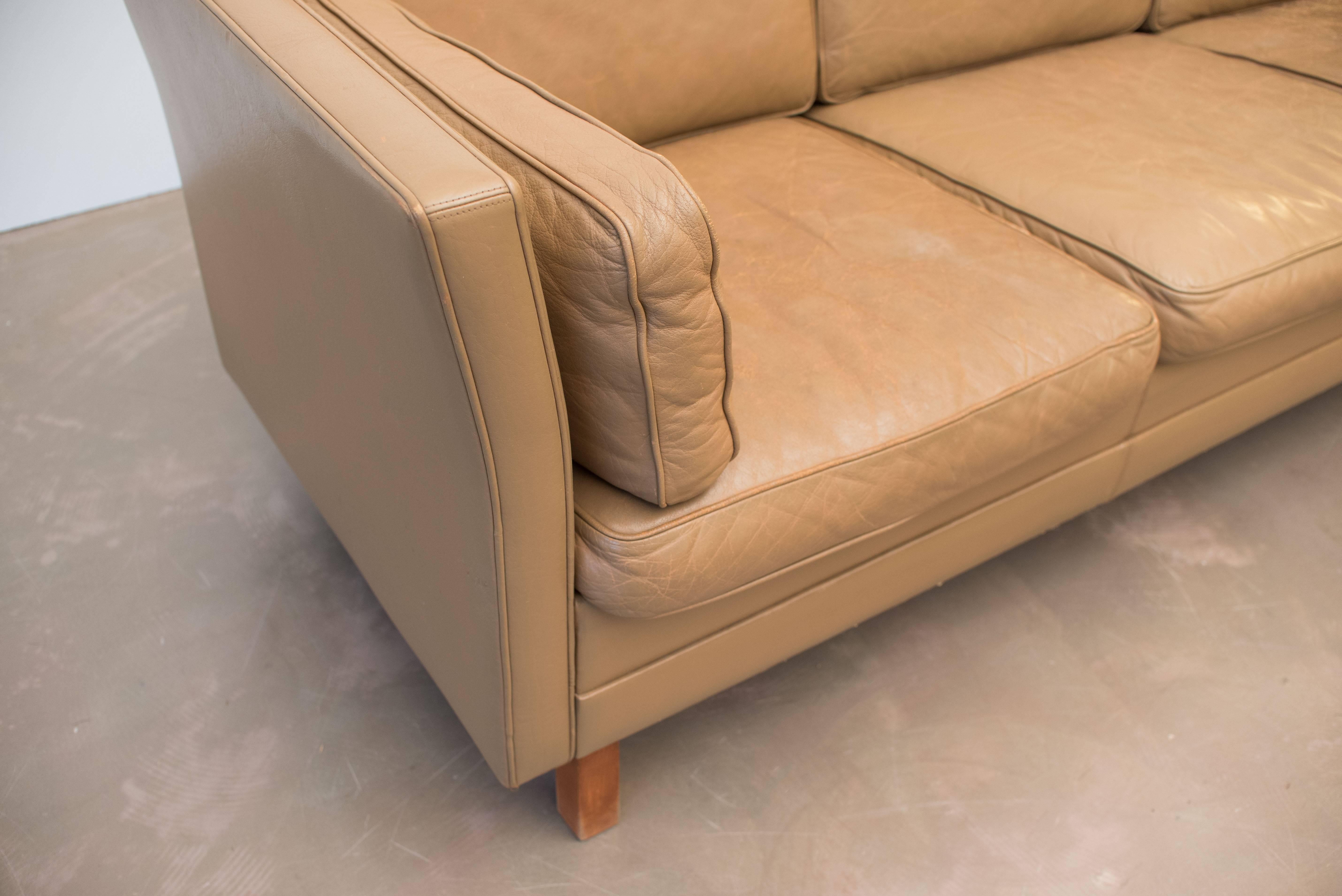 Three-seat Børge Mogensen sofa, model 2333.
Color champagne.