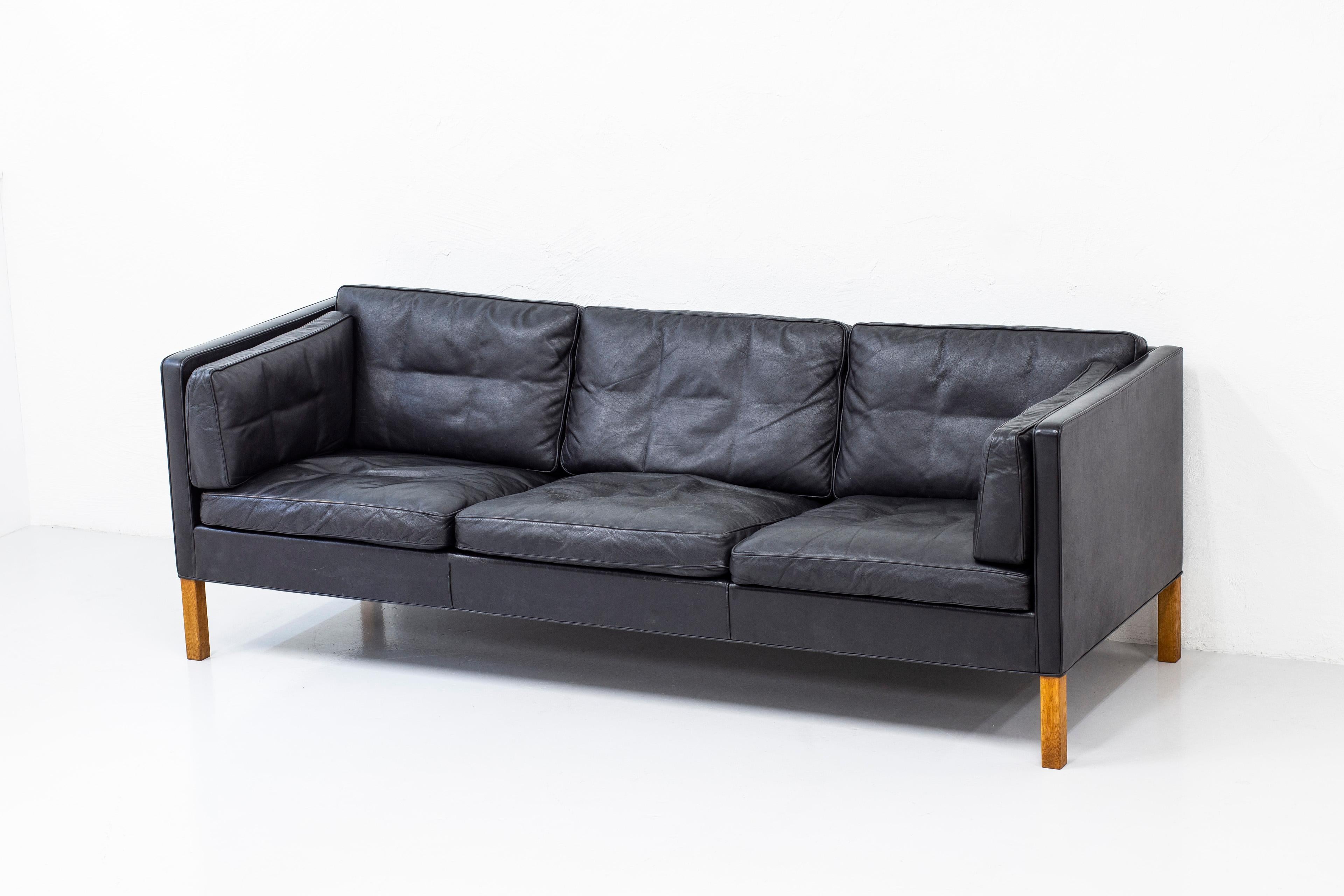 Sofa Model 2443 in Leather by Børge Mogensen, Fredericia, Denmark 4