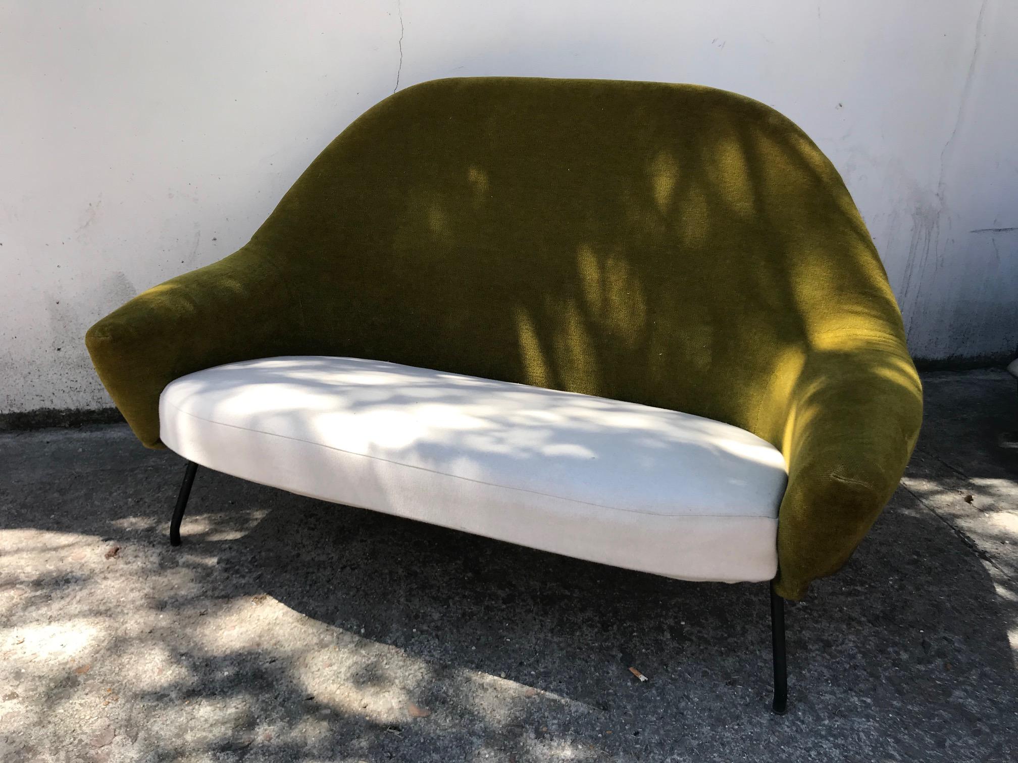 Sofa Modell 770 von Joseph-André Motte für Steiner, Frankreich, 1960er Jahre
Bereit zur Neupolsterung.