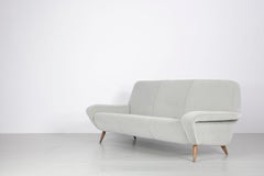 Sofa Modell 830 mit hellgrauem Samt, Gianfranco Frattini, Cassina, Italien, 1955