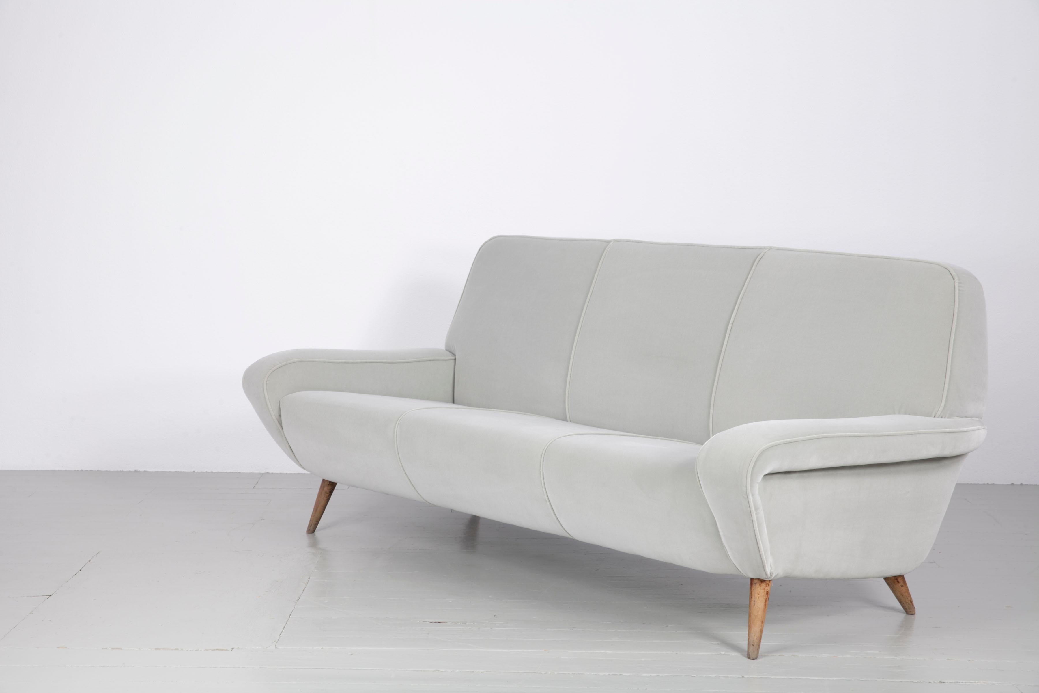 Sofa Model 830 with Light Grey Velvet, Gianfranco Frattini, Cassina, Italy, 1955 In Good Condition For Sale In Wolfurt, AT