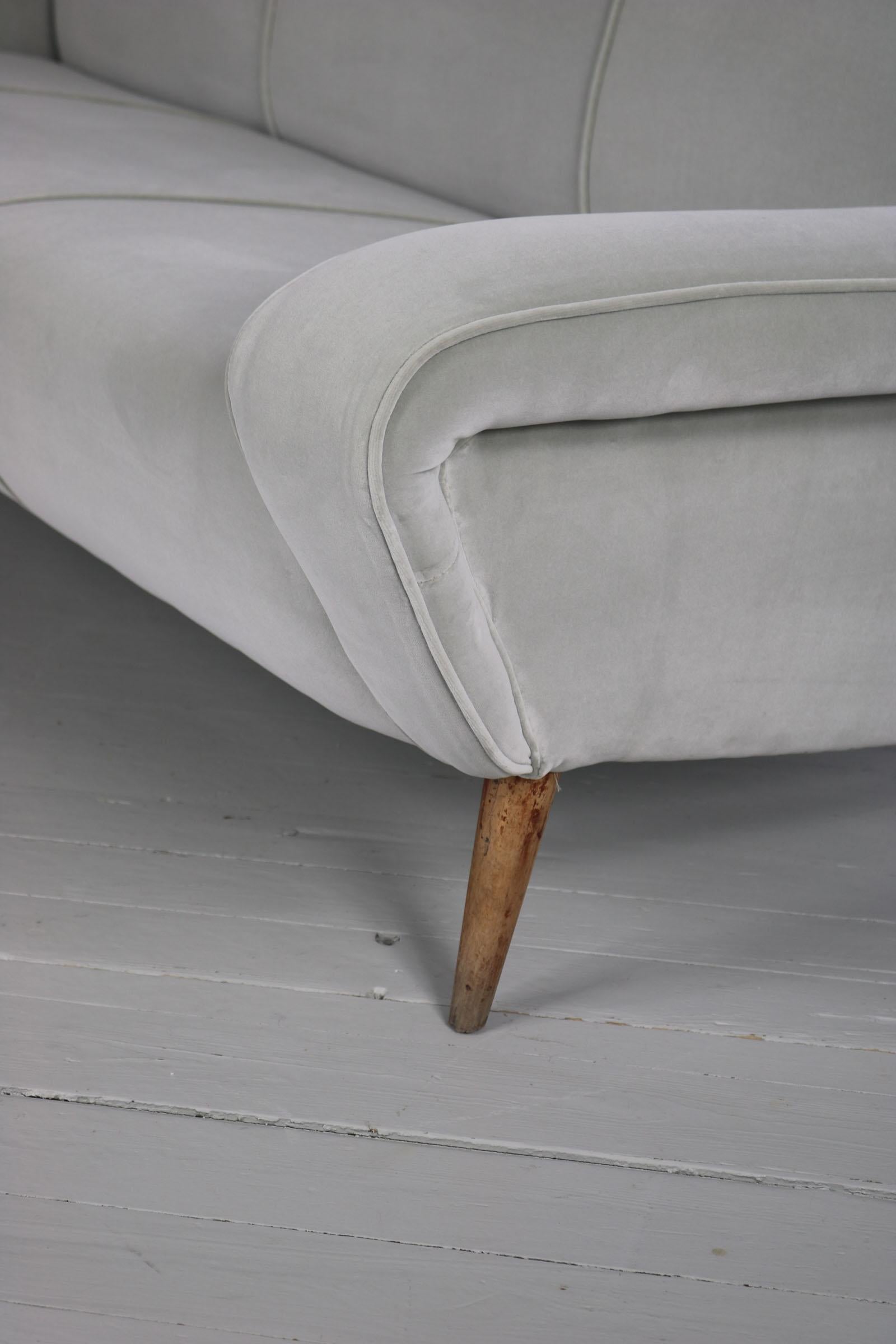 Canapé modèle 830 avec velours gris clair, Gianfranco Frattini, Cassina, Italie, 1955 en vente 2