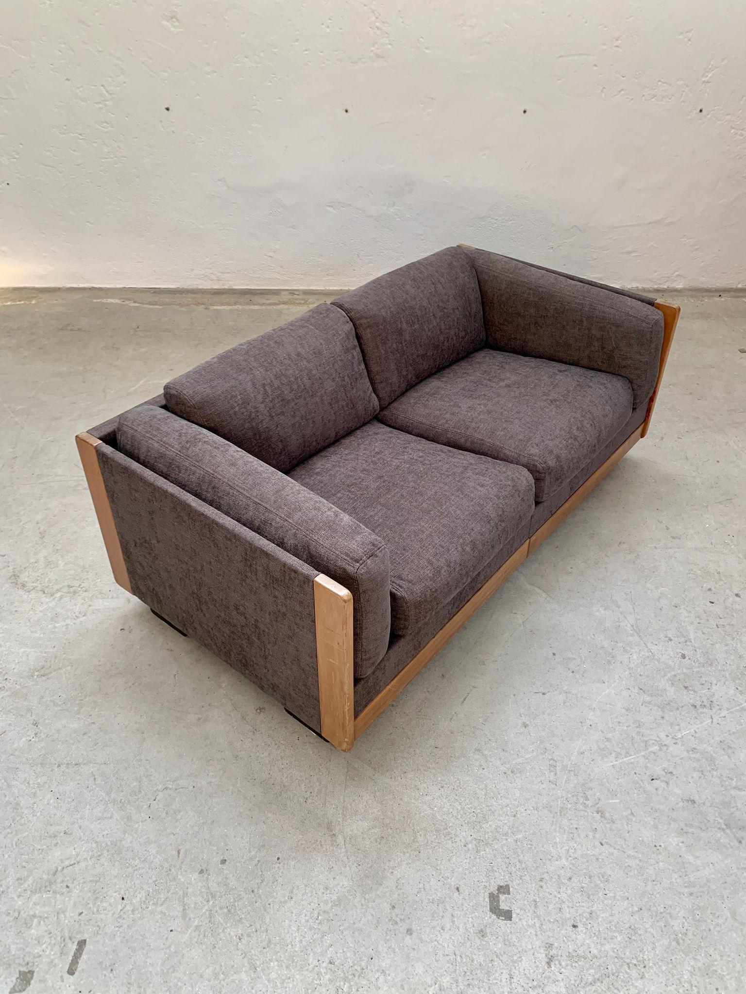Canapé modèle 920 de Tobia Scarpa produit par Cassina, années 1960

Canapé tapissé et recouvert de coton gris avec structure en bois et en métal, conçu dans les années 1960 par Tobia Scarpa pour Cassina.
Bon état.