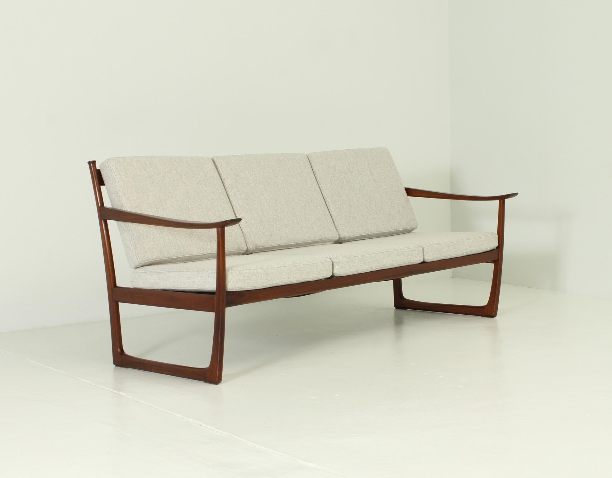 Dreisitziges Sofa Modell FD 130/3, entworfen 1960 von den dänischen Designern Peter Hvidt & Orla Mølgaard-Nielsen für France & Daverkosen, Dänemark. Frühe Ausgabe in Hartholz mit neuer Polsterung in Kvadrat-Stoff.