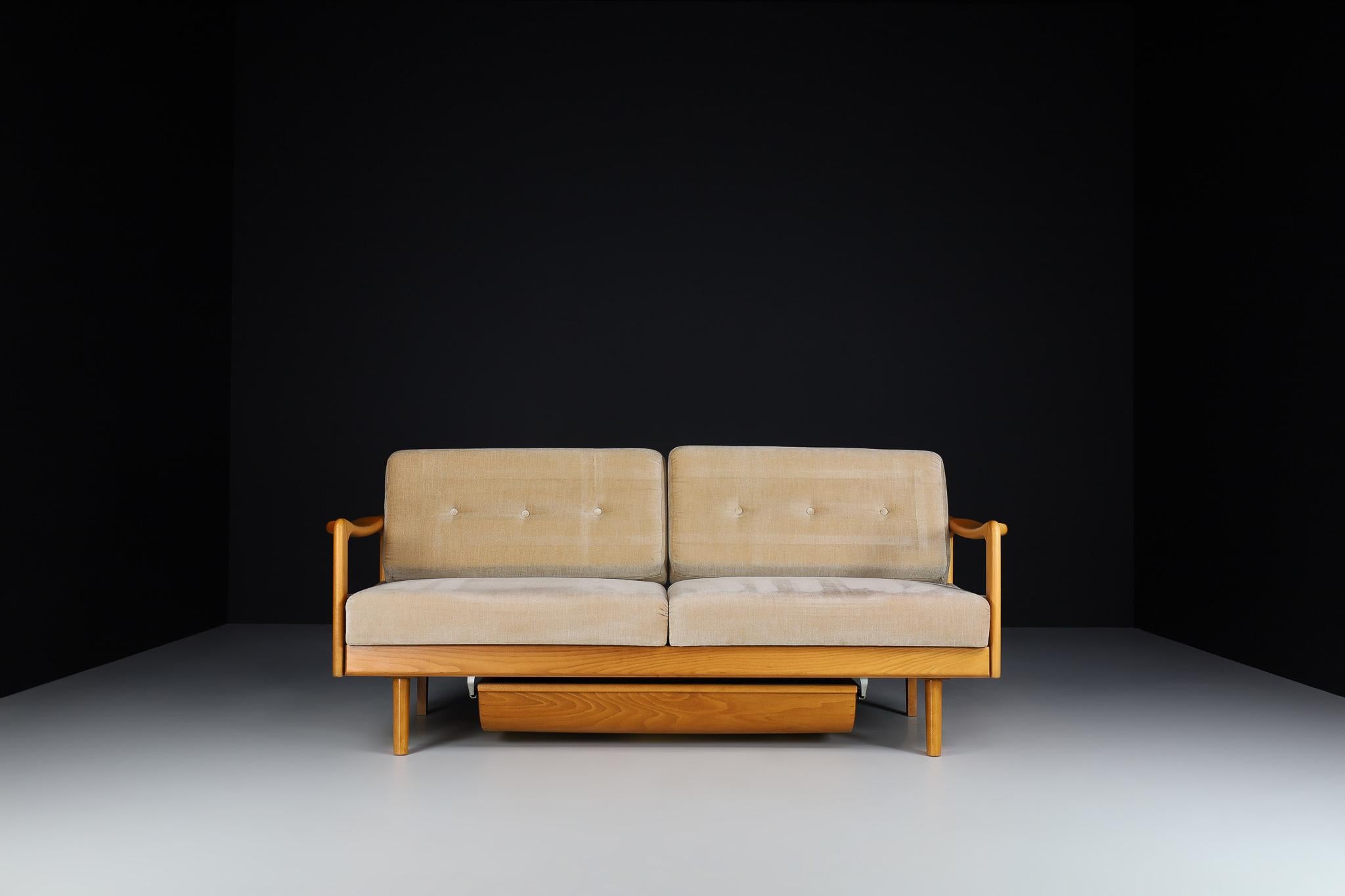 Sofa Model Stella from the 1950s Manufactured by Wilhelm Knoll with original upholstery and made in German.

Wonderful sofa from the 1950s. High-quality, solid frame in honey brown stained beech wood. The sofa can be transformed into a guest bed