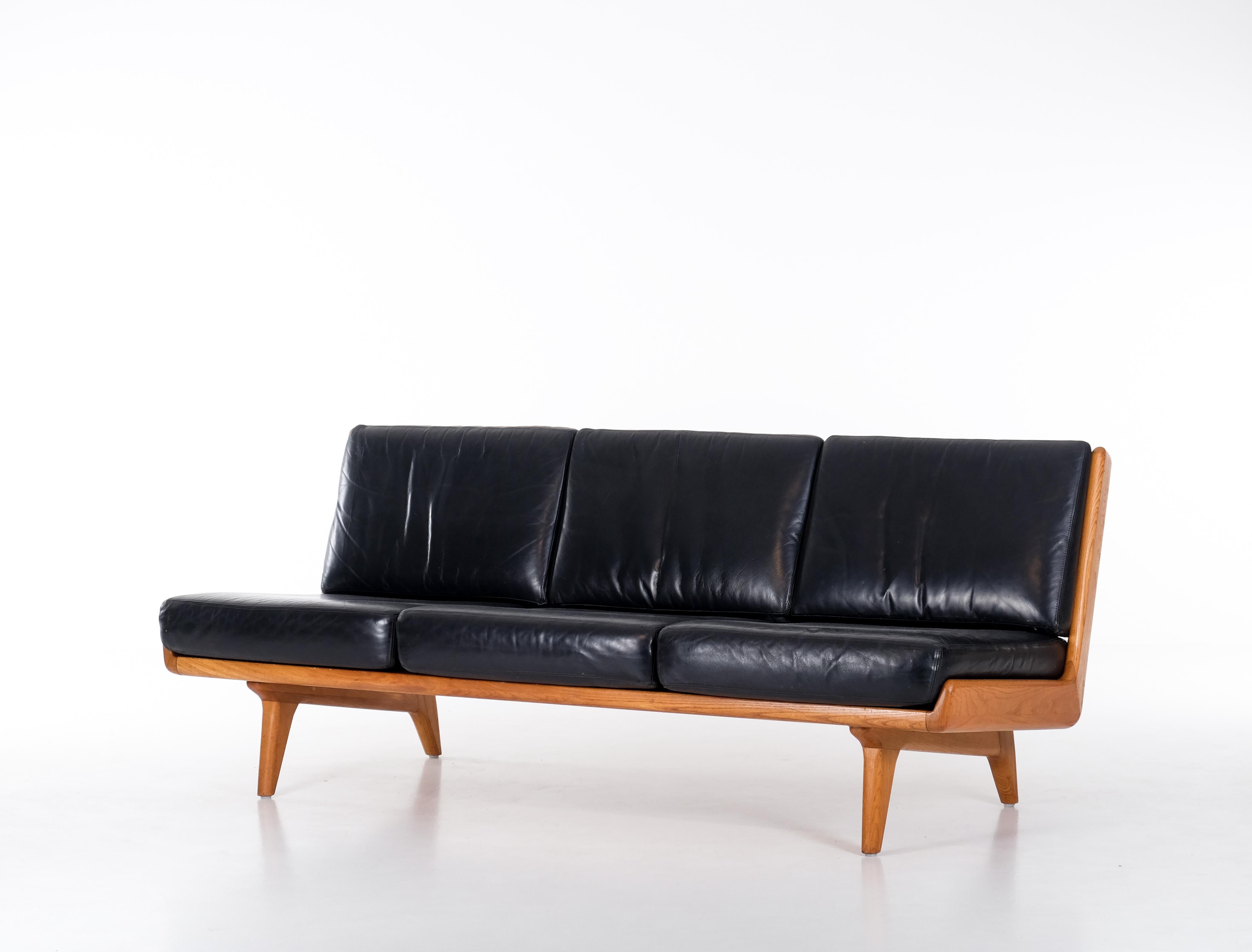 Noyer et cuir noir. Bon état vintage avec des signes d'utilisation et de patine.