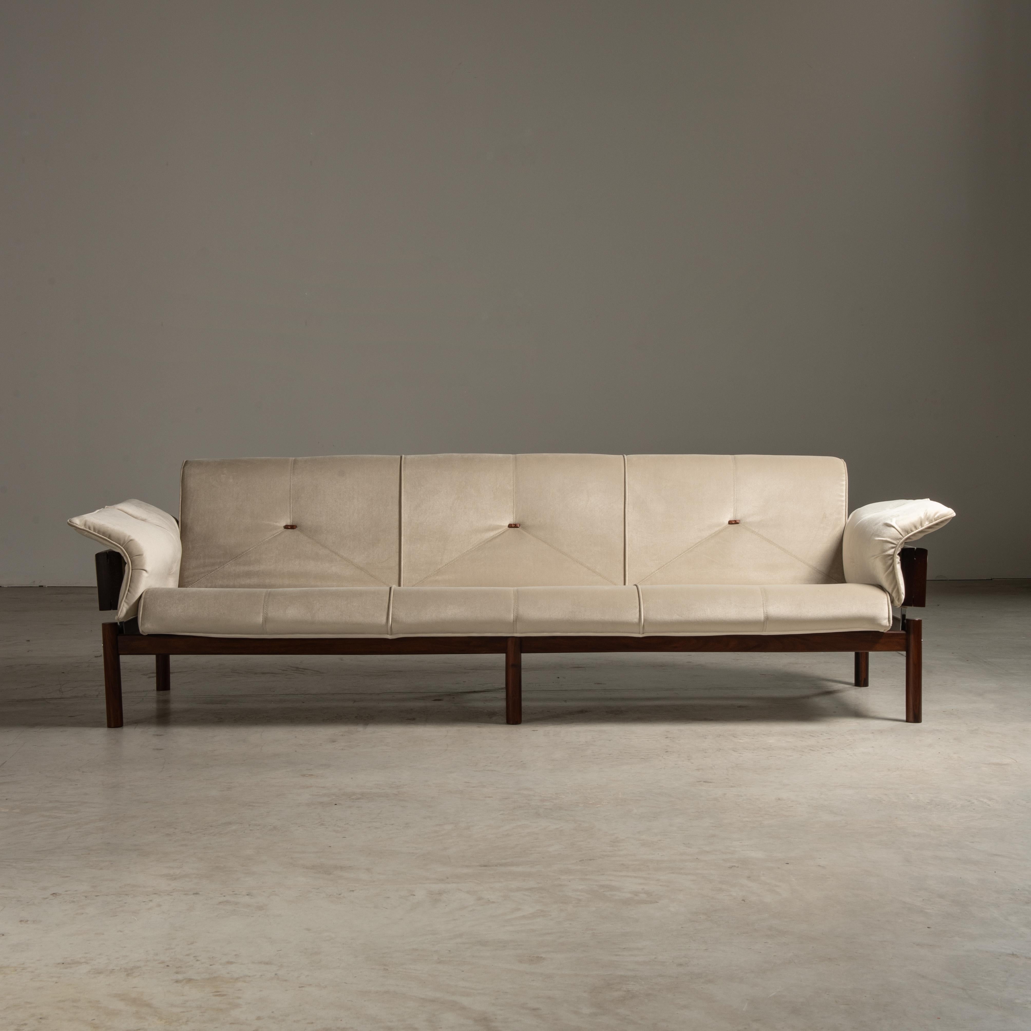 Das MP-13 Sofa, entworfen von Percival Lafer, ist ein Inbegriff des brasilianischen Mid-Century-Modern-Stils, der für seine Betonung von Form, Funktion und der Schönheit lokaler Materialien bekannt ist. Diese Ästhetik, die von den 1940er bis zu den