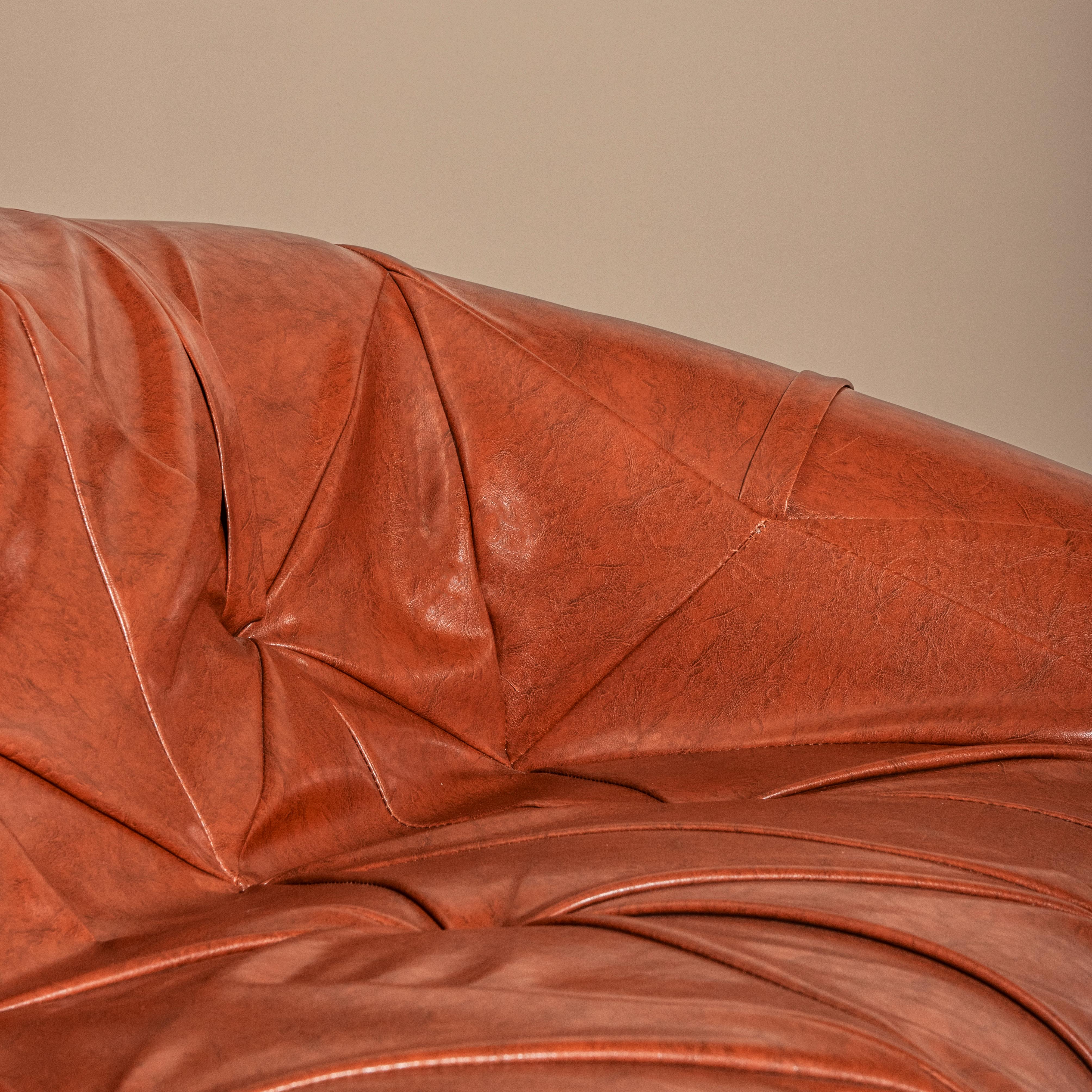 Entrez dans un univers de design et de sophistication intemporels avec le canapé MP-131, une création emblématique du célèbre designer brésilien Percival Lafer. Conçu dans les années 1960, ce chef-d'œuvre témoigne de l'ingéniosité et de l'innovation