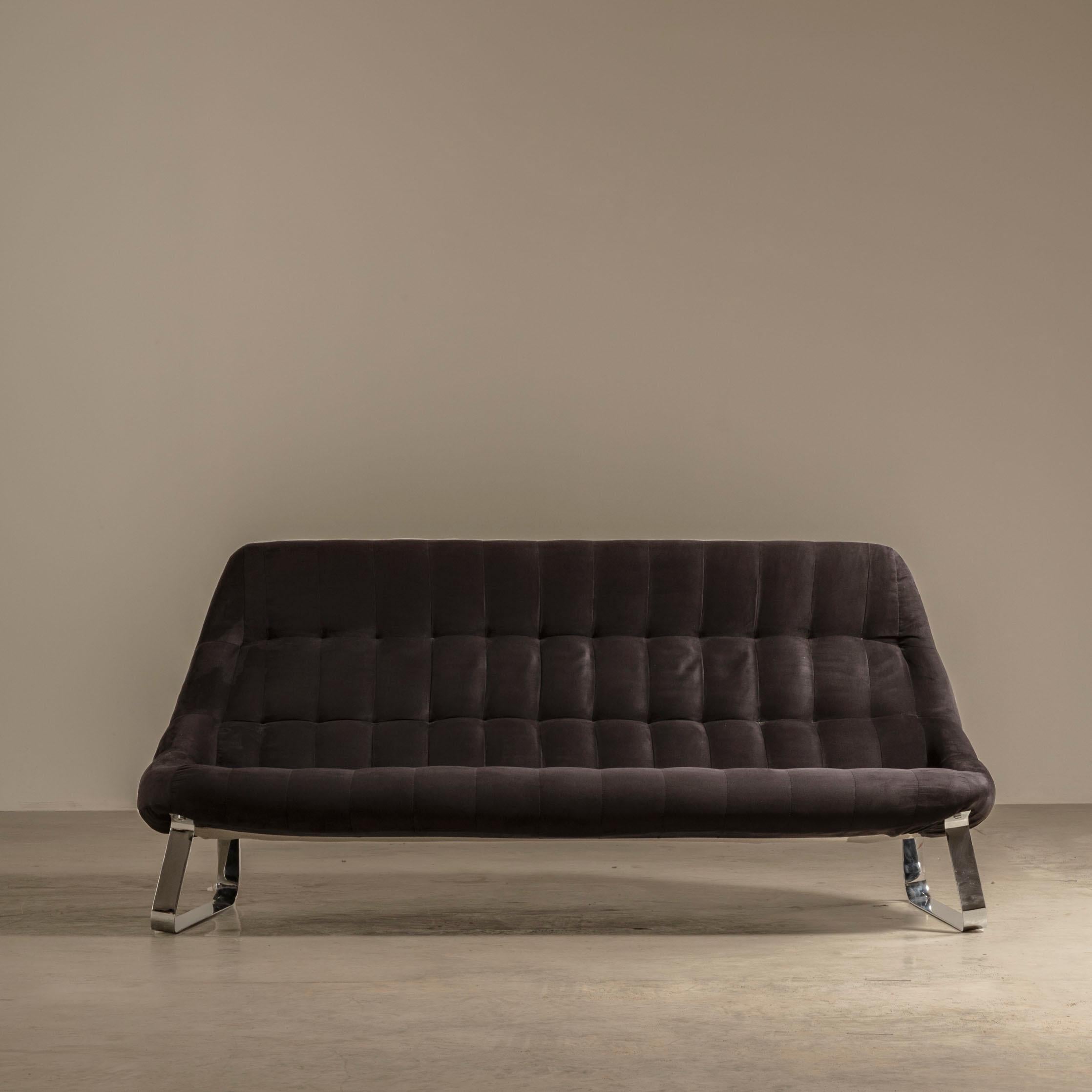Dieses außergewöhnliche Möbelstück wurde 1970 von dem berühmten Meister Percival Lafer gefertigt und besticht durch sein komfortables Design. Seine klaren Linien und einzigartigen Details, wie die elegant geschwungenen Beine und die schöne Struktur,