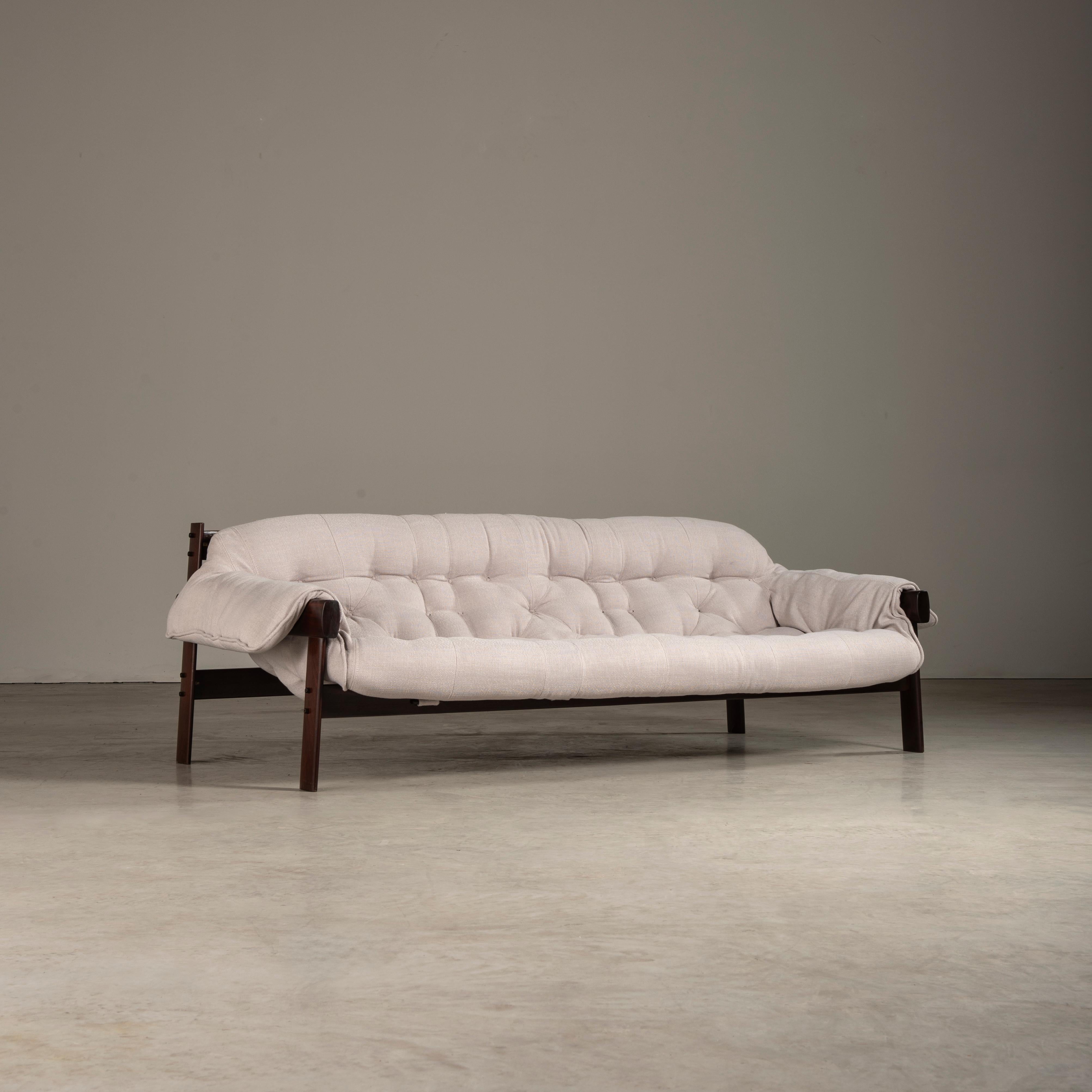 Das Sofa MP-41, ein Meisterstück des renommierten Designers Percival Lafer, ist ein Meisterwerk des brasilianischen Designs der Mitte des Jahrhunderts. Lafer, der für seinen innovativen und unverwechselbaren Stil berühmt ist, hat sein Genie in