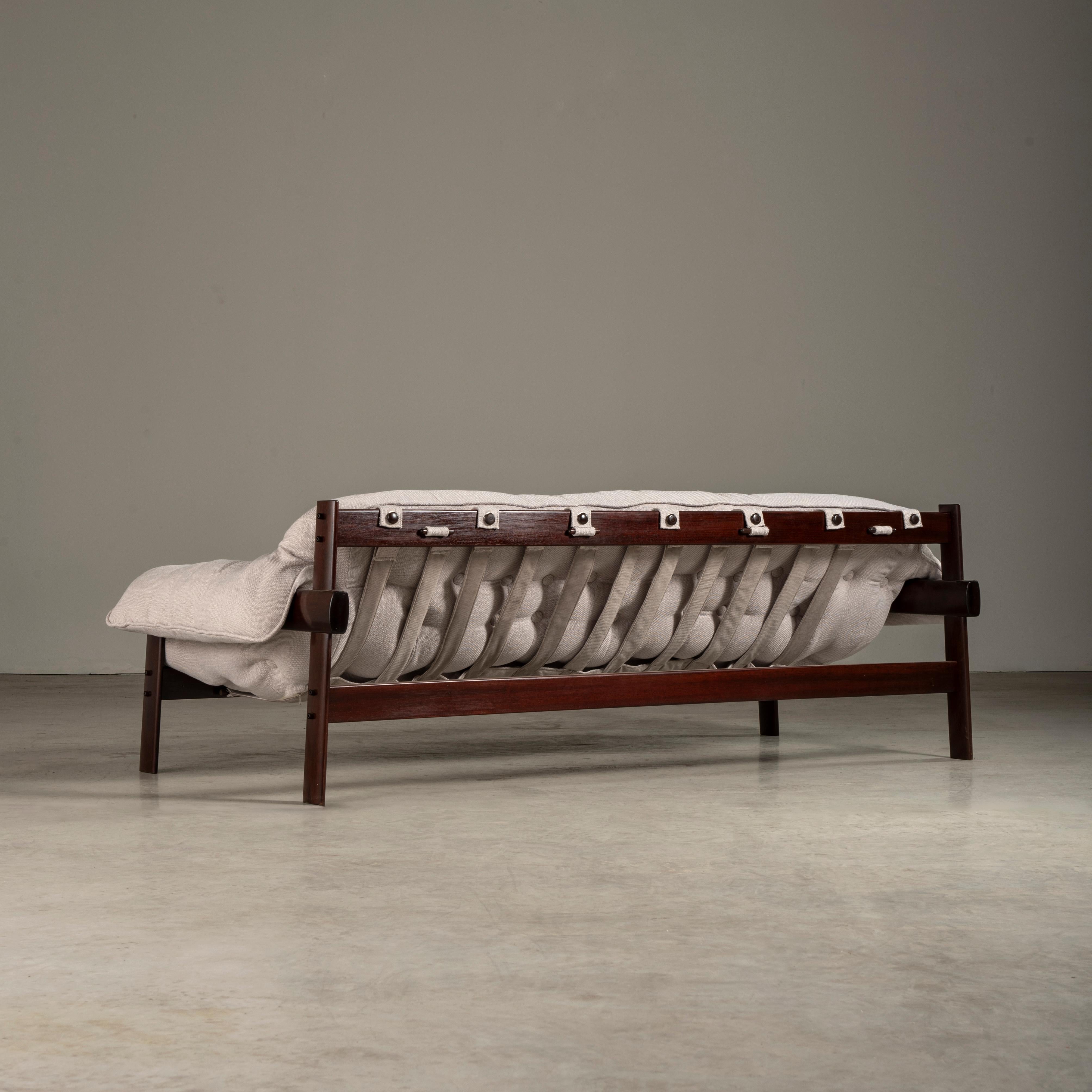 Sofa „MP-41“ aus Hartholz, von Percival Lafer, brasilianisches Mid-Century Modern Design (Stoff) im Angebot