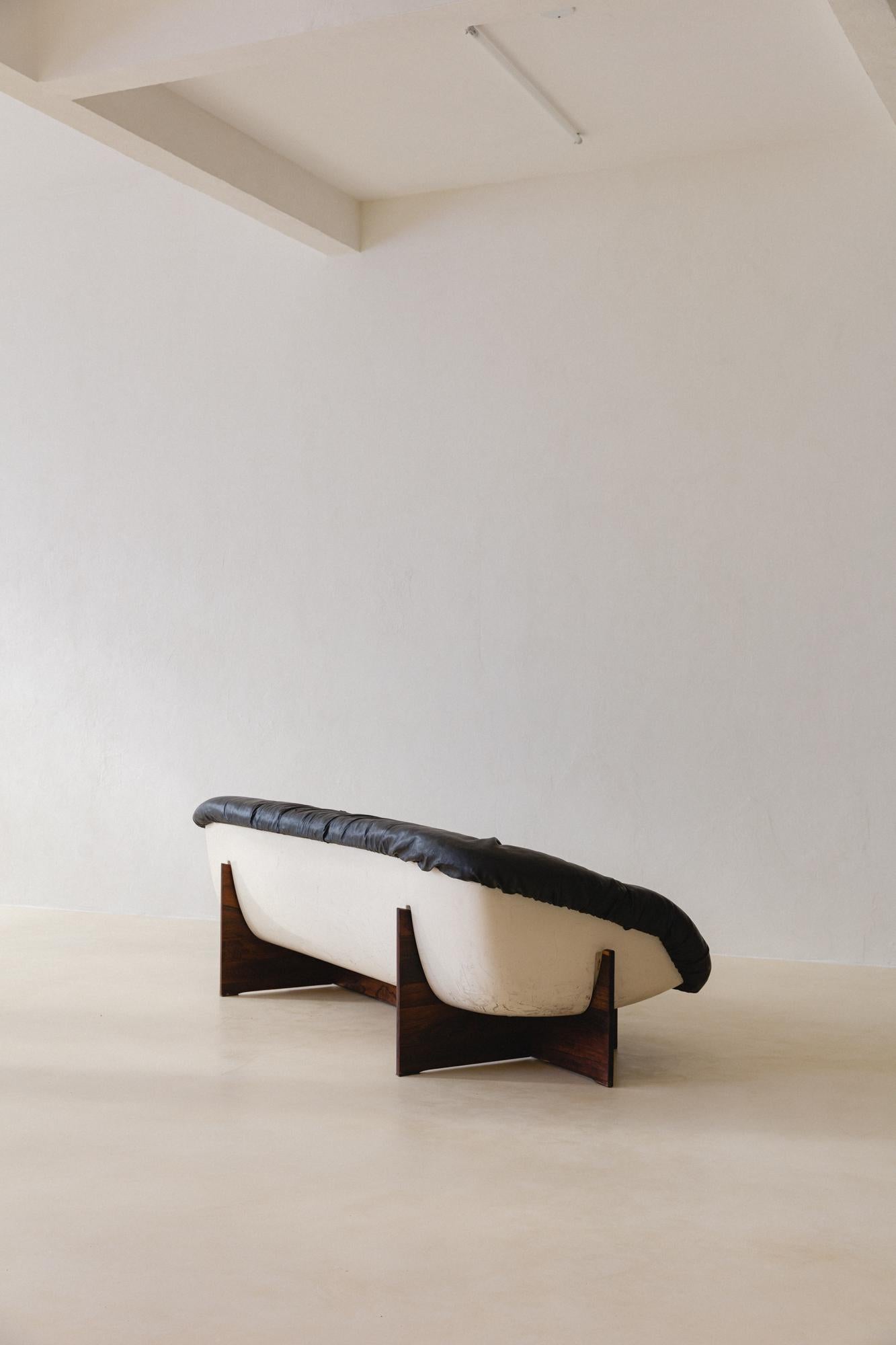 Bei seinen Entwürfen setzte Percival Lafer auf Ergonomie und Komfort. Das Sofa und der Sessel MP-61 aus dem Jahr 1973 waren die ersten beiden von Percival Lafer entworfenen Möbelstücke, die eine sichtbare Glasfaserschalenstruktur aufwiesen. Die