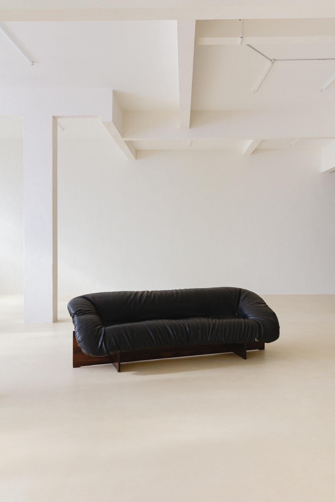 Sofa Mp-61 in Rosewood by Brazilian Designer Percival Lafer, 1973 In Good Condition For Sale In New York, NY
