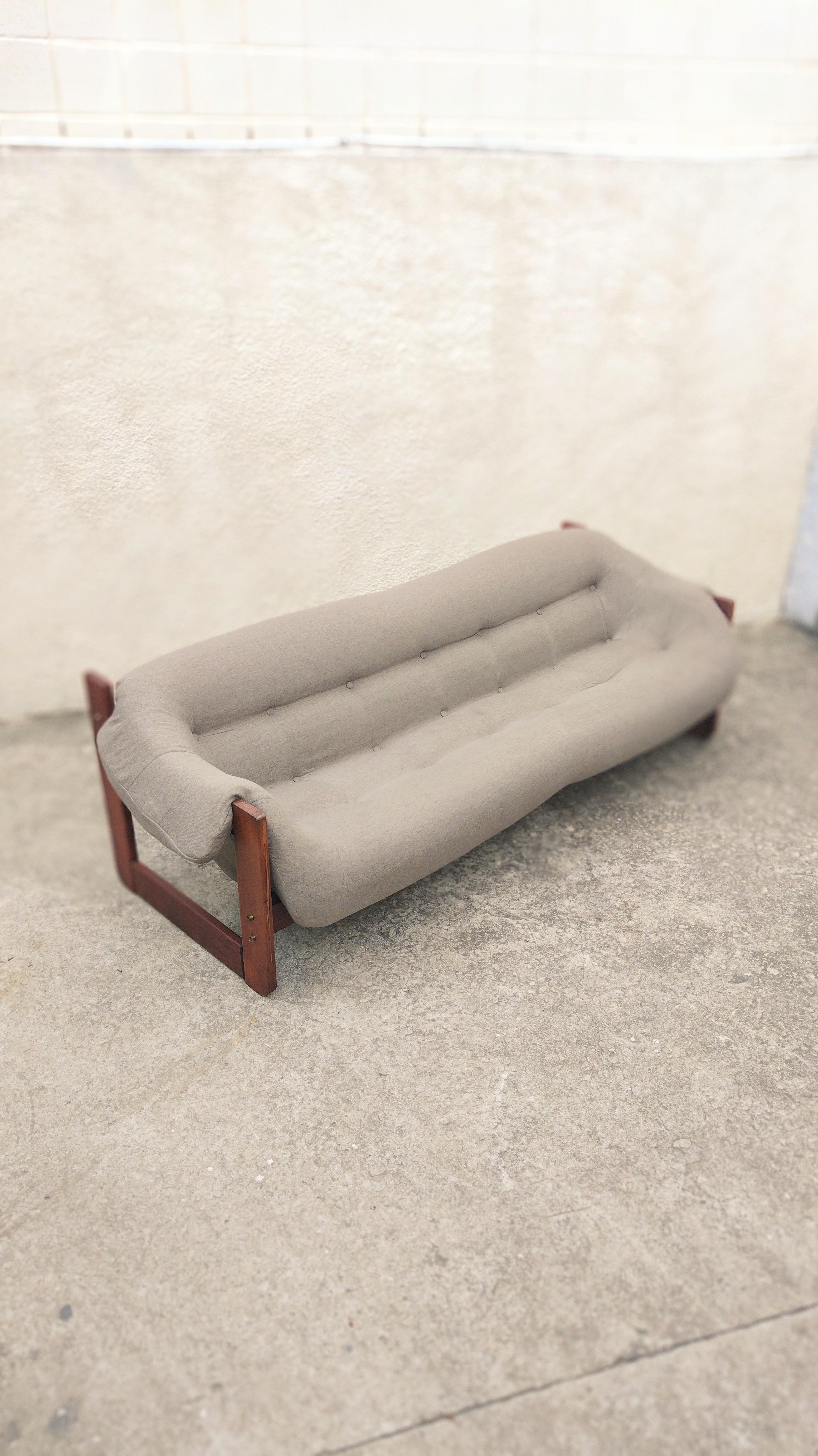 Sofa MP-97 attributed to Percival Lafer in solid Jatobá, firm and resistant structure, comfortable upholstery. In good conditions

Approximate measure
width: 210cm / height: 64cm / depth: 85cm

Seat height: 35cm

Main wear details:
-Wooden