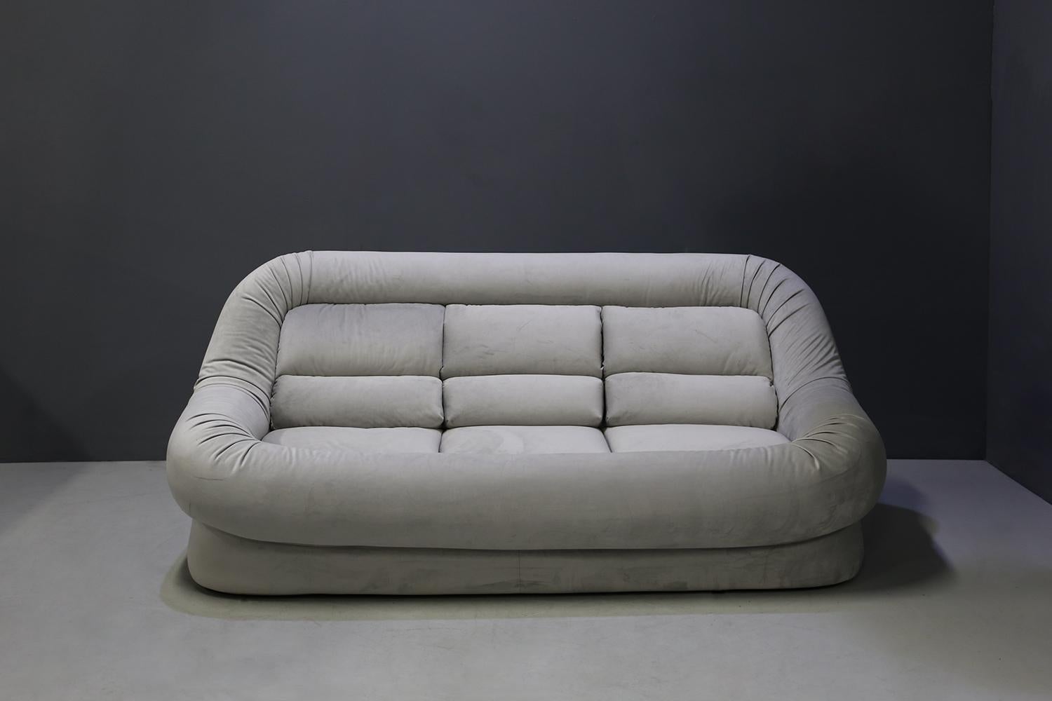 Sofa designed by Paolo Felli - Emilio Guarnacci - Gianni Leonardini - Felix Padovano - Pierluigi Spadolini - Claudio Vagnoni, for the 1P production: Uno Pi - Industria Chimica per l'Arredamento of 1967. The sofa its series was produced from