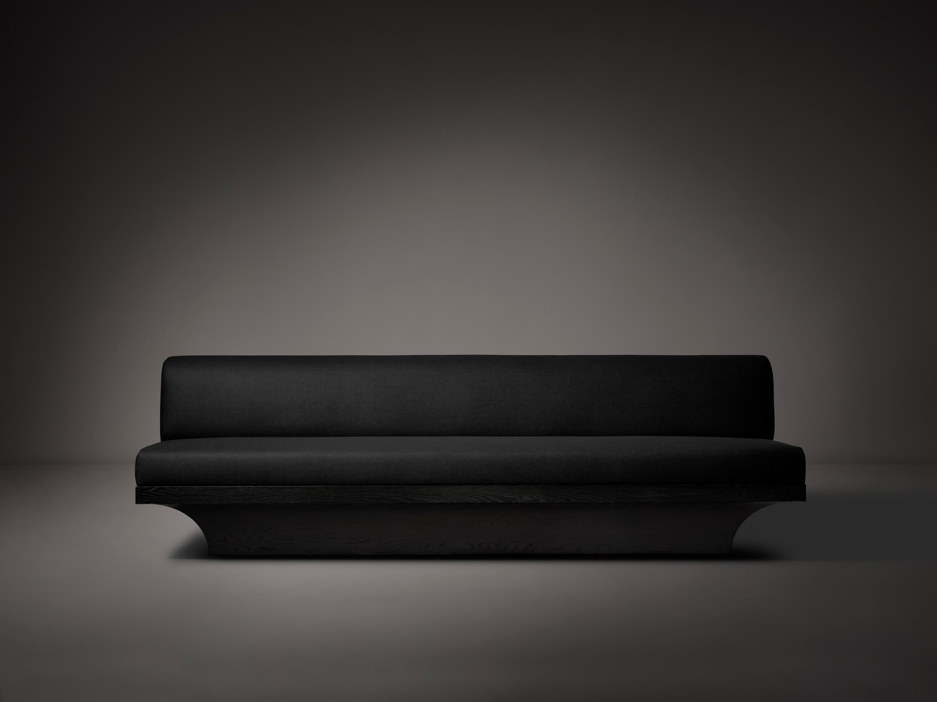 Er kombiniert die scharfen Schnitzereien des monumentalen, gewölbten Sockels mit den bequemen, abgerundeten Formen der voluminösen Polsterung. Das Sofa Acer ist auf Komfort und Langlebigkeit ausgelegt und besteht aus den besten MATERIALEN und
