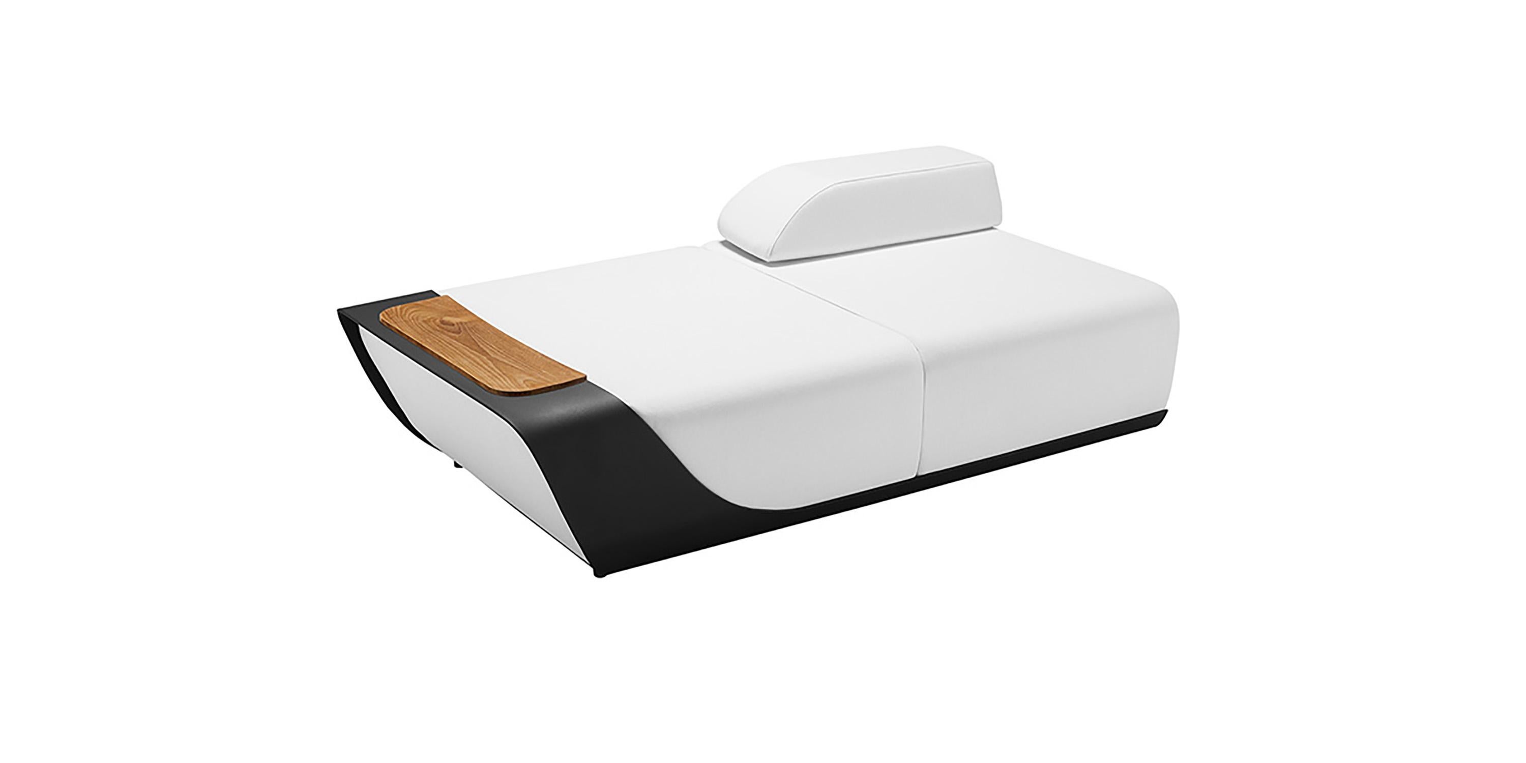 Collection/One conçue par Pininfarina. 
Matériaux : Cadre en aluminium revêtu par poudre. Accoudoirs avec surface en bois de teck. Tissu en fibre textile Sunbrella.
Dimensions : 389 x 93 x h 56,5 cm : 389 x 93 x h 56,5 cm 

Conçue pour s'intégrer