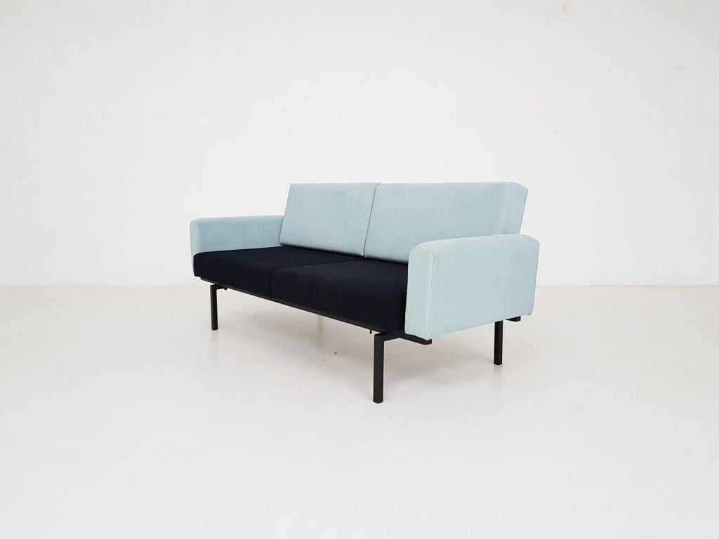 Sofa or daybed by Coen de Vries for Devo, Dutch Design 1952.

Super rare sleeper sofa with armrests by Dutch designer Coen de Vries from 1952. Coen de Vries was probably one of the most important Dutch industrial furniture designers of the