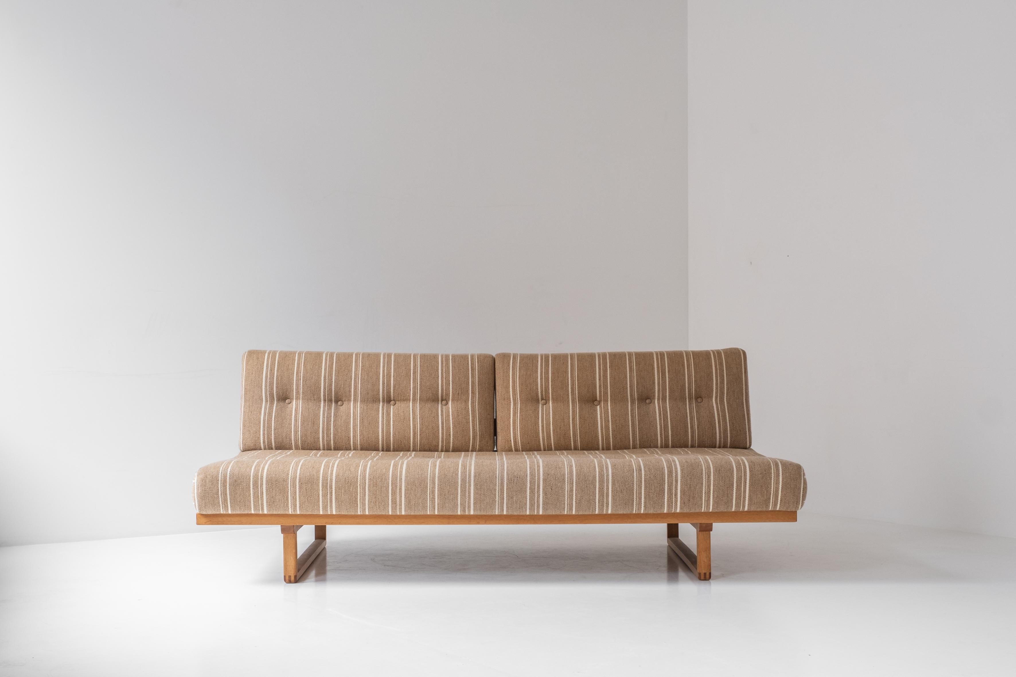Seltenes Sofa oder Tagesbett 'Model No 4311' entworfen von Børge Mogensen für Fredericia Stolefabrik, Dänemark 1950er Jahre. Das Sofa verfügt über ein Gestell aus Eichenholz und bleibt die ursprüngliche Polsterung, in einem sehr guten und