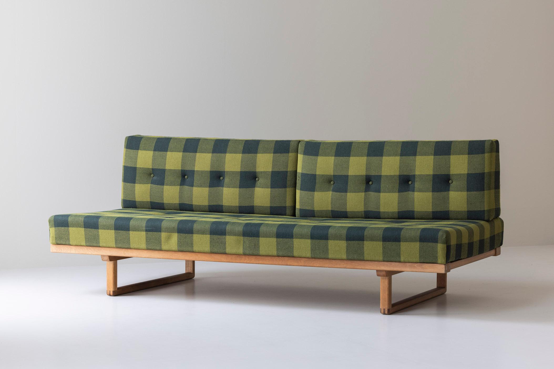 Rare sofa or daybed ‘Model No 4311’ designed by Børge Mogensen for Fredericia Stolefabrik, Denmark 1950s. This sofa features a frame made out of oak and remains the original upholstery, presented in a very good and original condition with only minor