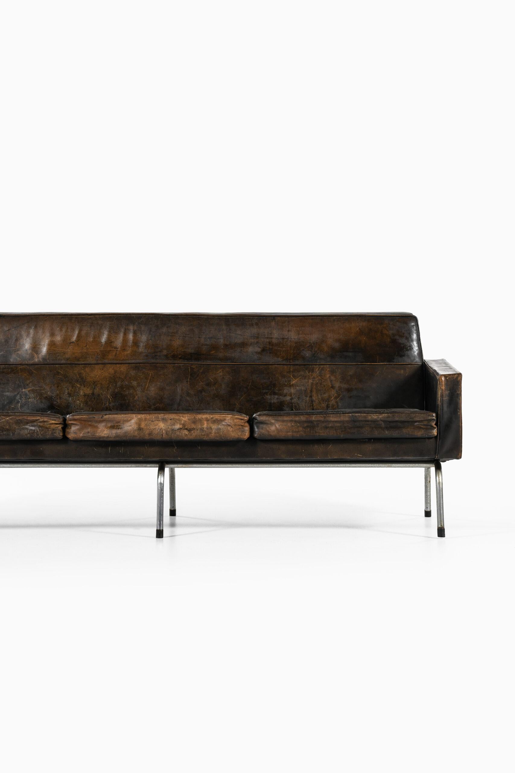 Sofa by unknown designer. Produced in Denmark.