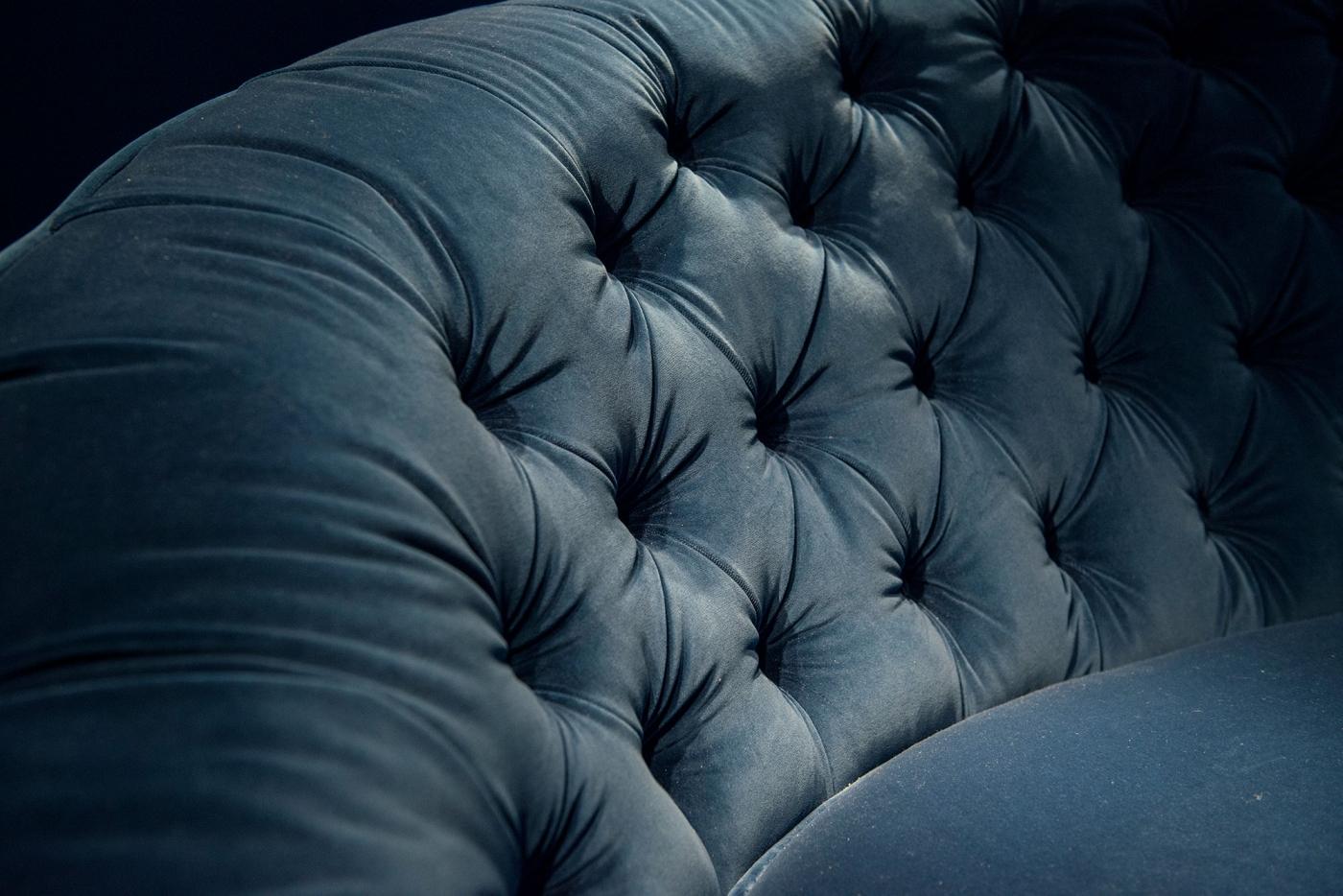 italien Canapé rond Capitonn, tissu en velours bleu, fabriqué en Italie en vente