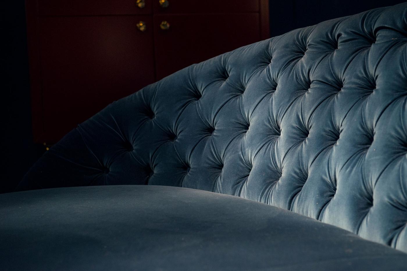 XXIe siècle et contemporain Canapé rond Capitonn, tissu en velours bleu, fabriqué en Italie en vente