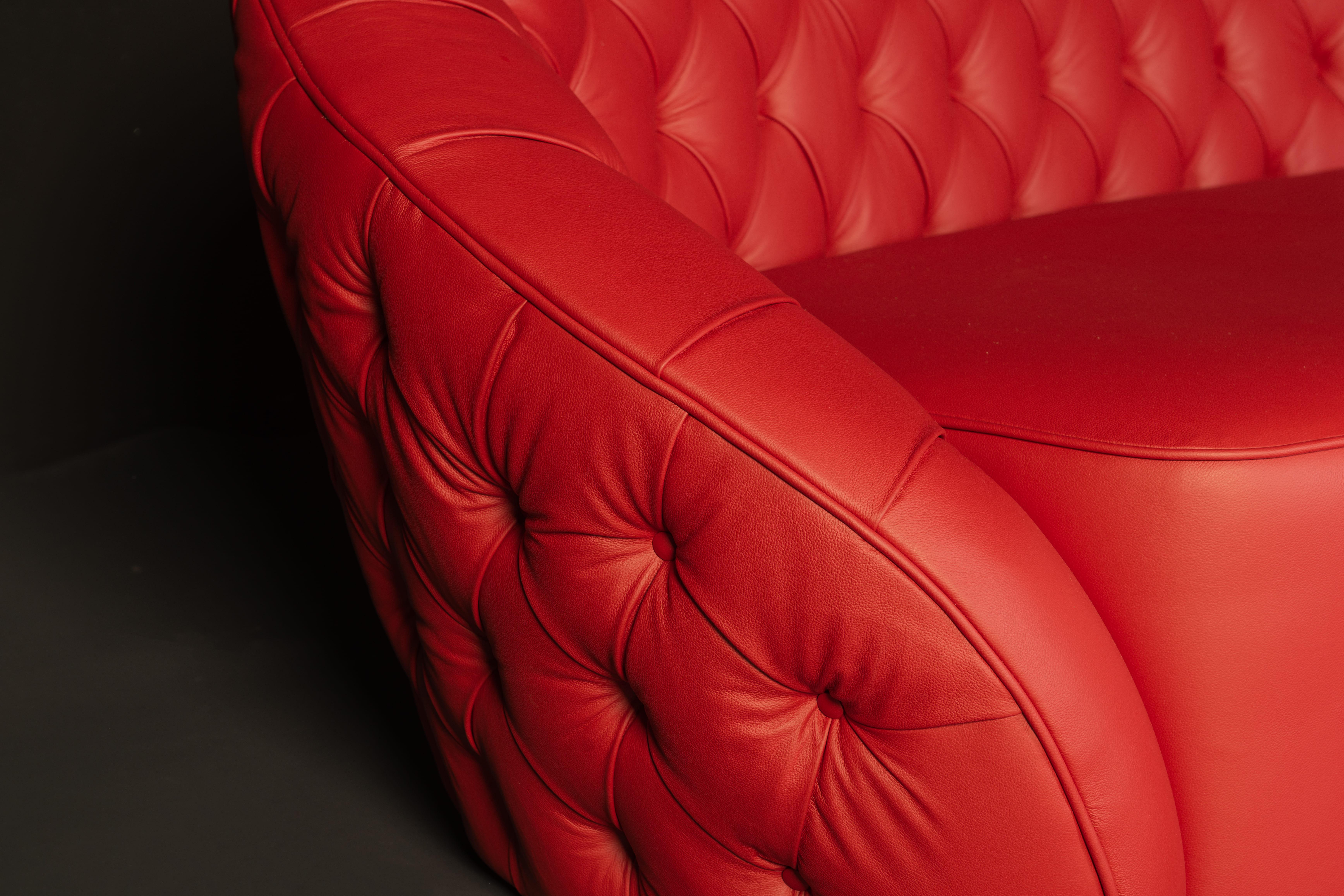 Modern Sofa Round Capitonné, Red Leather, cm 210x115, Made in Italy For Sale