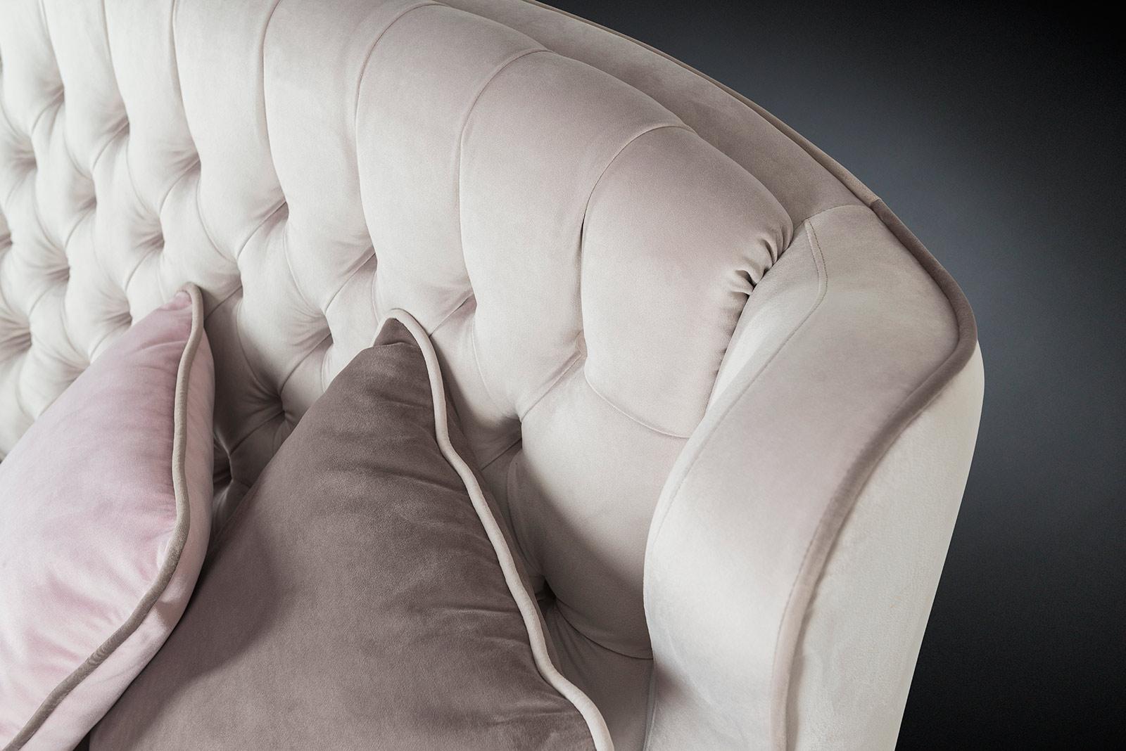 Modern Sofa Schinke, Capitonné Backrest, Customizable, Italy For Sale