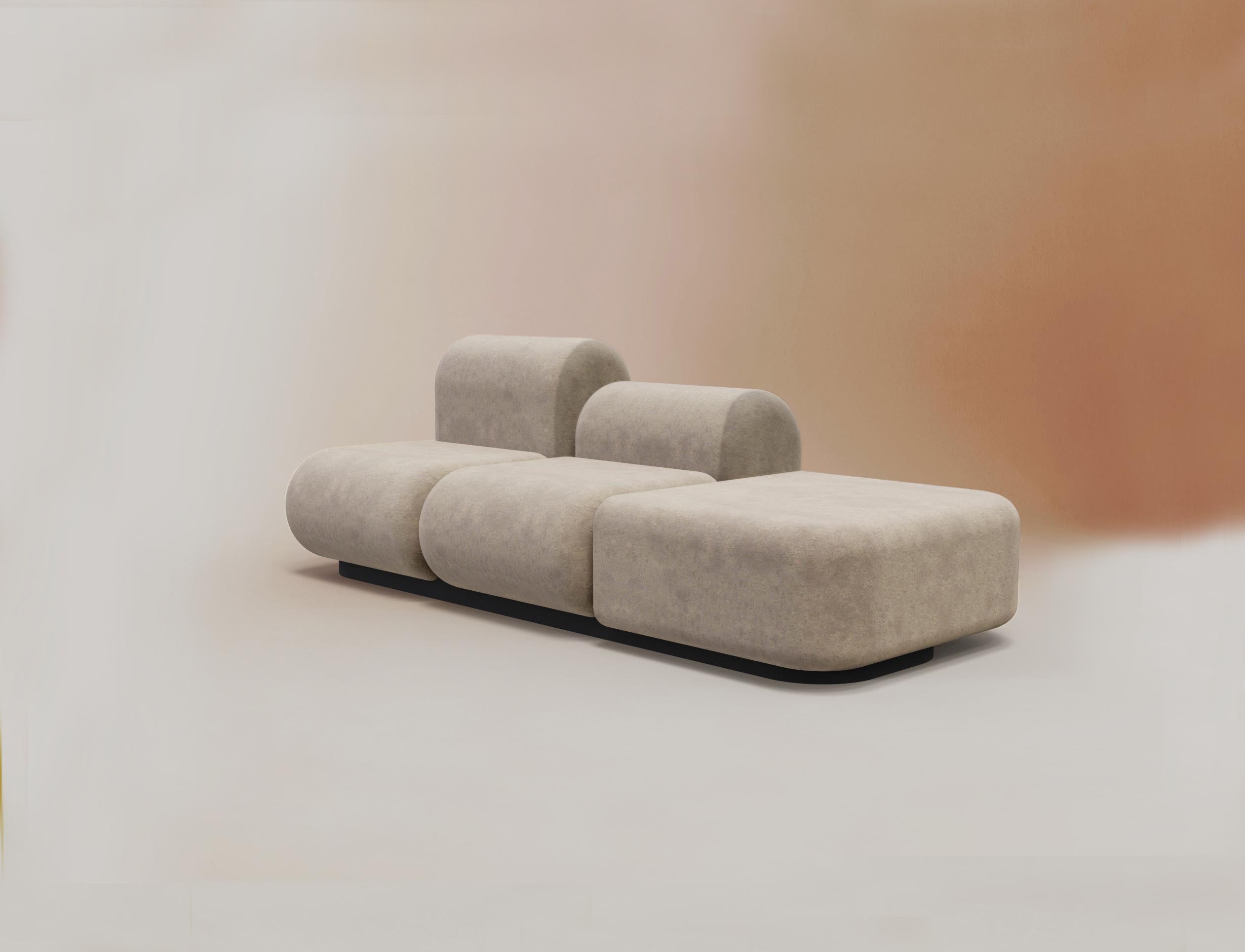 Unser Sofa Bob ist eines der neuesten Stücke der Collection'S. Zusätzlich zu seiner modularen Struktur, die es uns ermöglicht, ihn an jeden Raum anzupassen, hat er eine architektonische und glatte Form, die ihn zu einem vielseitigen und gleichzeitig