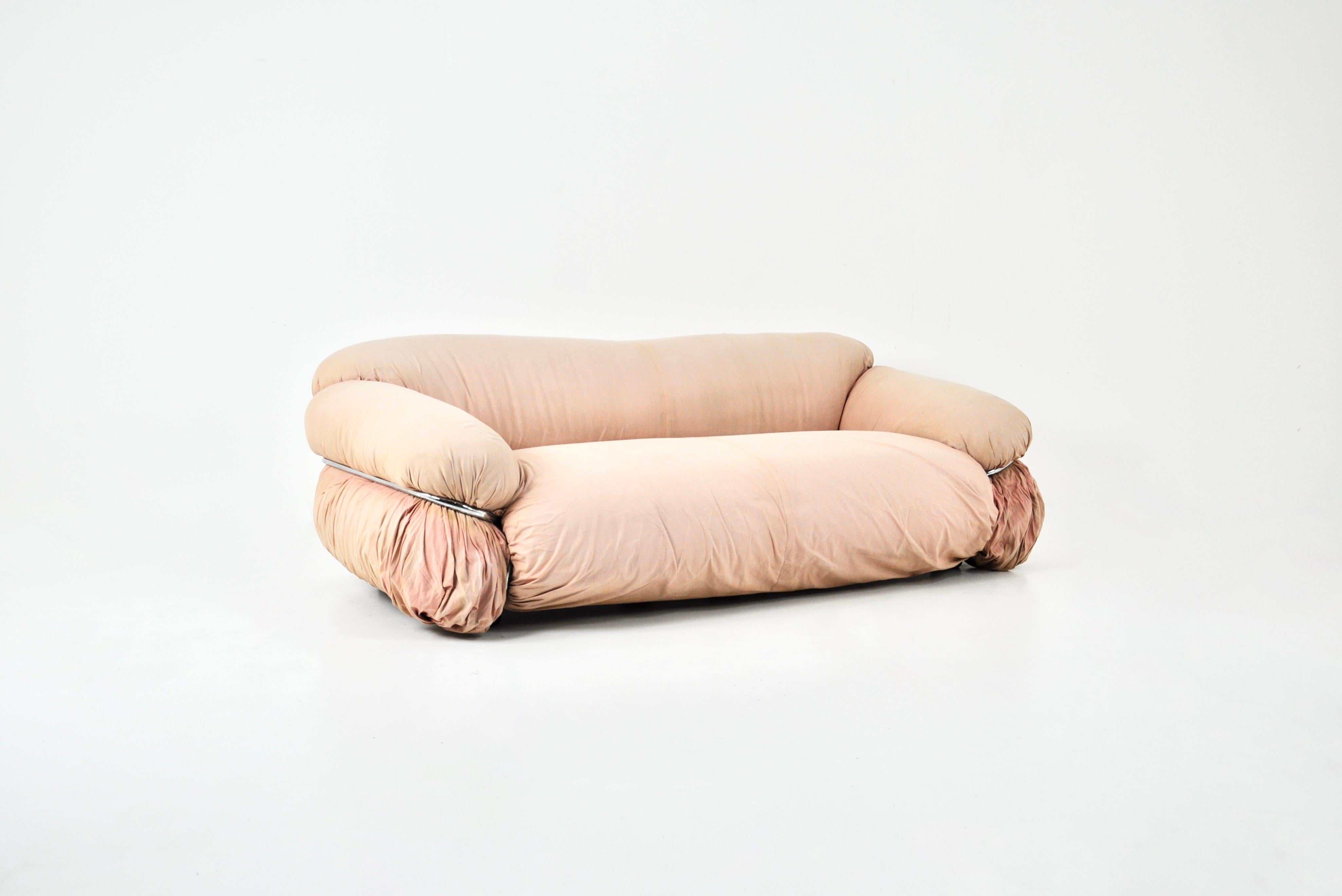 Canapé en tissu rose et métal, modèle : Sesann de Gianfranco Frattini. Hauteur du siège : 34 cm. Estampillé Cassina sur la face inférieure. Usure due au temps et à l'âge du canapé.  
Pour l'expédition, demandez-nous le meilleur prix.