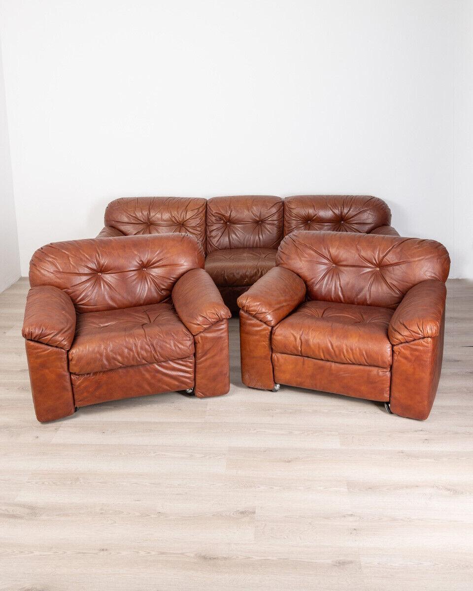 Garnitur bestehend aus einem Dreisitzer-Sofa und zwei Sesseln, ausgestattet mit Rollen, brauner Lederbezug, Design Sormani, 1980er Jahre.

Bedingungen: In ausgezeichnetem Zustand, können sie leichte Anzeichen von Verschleiß durch die Zeit