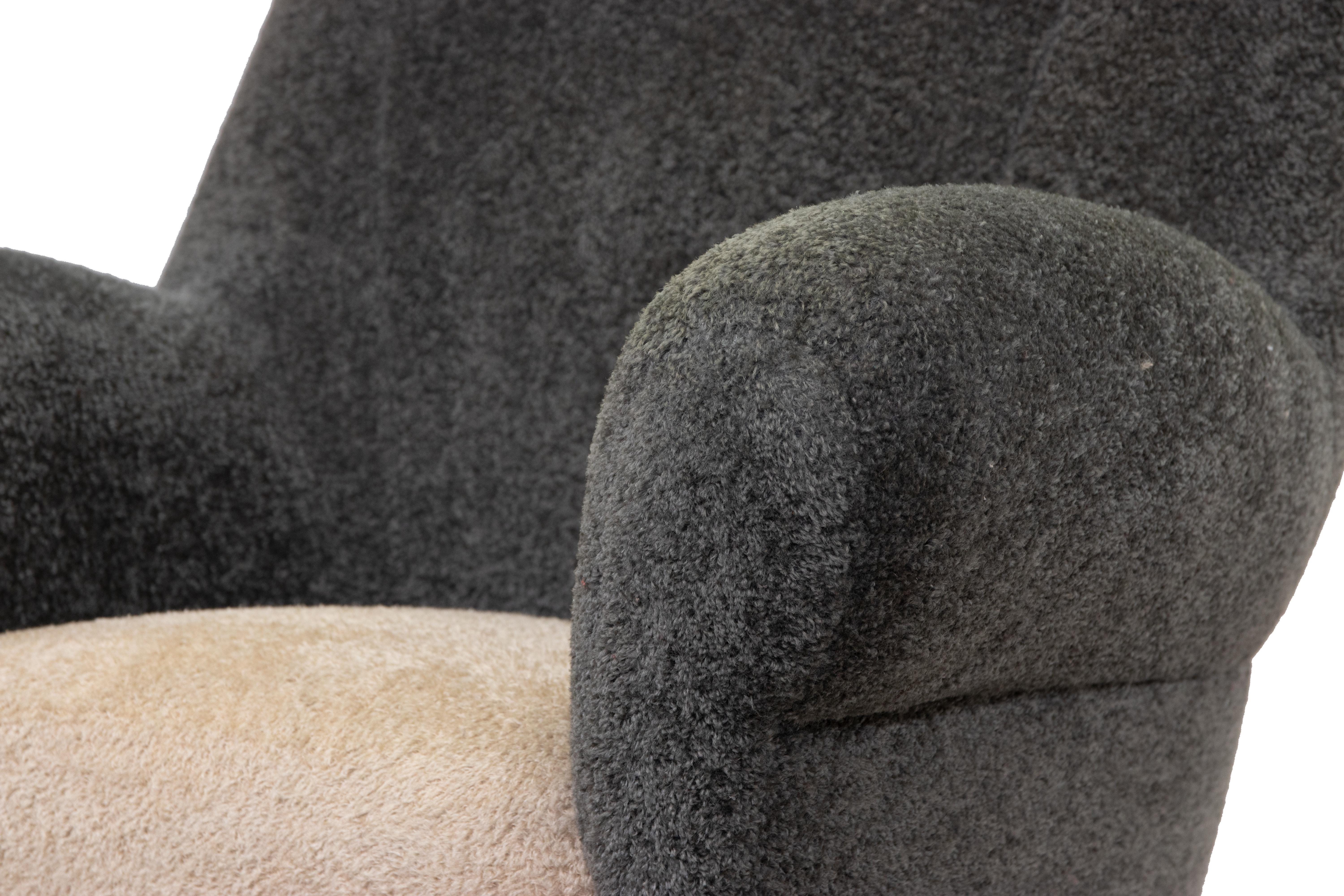 Sofa Set ist ein Designobjekt von Gigi Radice aus der Hälfte des 20.

Ein Paar Sessel und ein geschwungenes Sofa mit rotem, schwammigem Stoffbezug und vermessingten Füßen. 

Gigi Radice ist bekannt für seine ikonischen kommaförmigen Sofas, wahre
