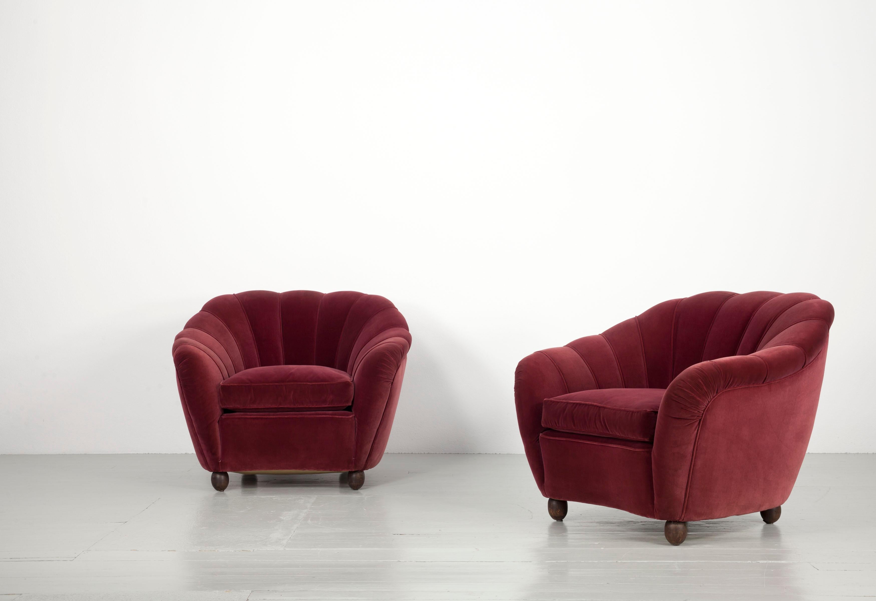Ensemble italien d'un canapé massif et de deux fauteuils recouverts d'un revêtement en velours rouge foncé, années 1940 en vente 4