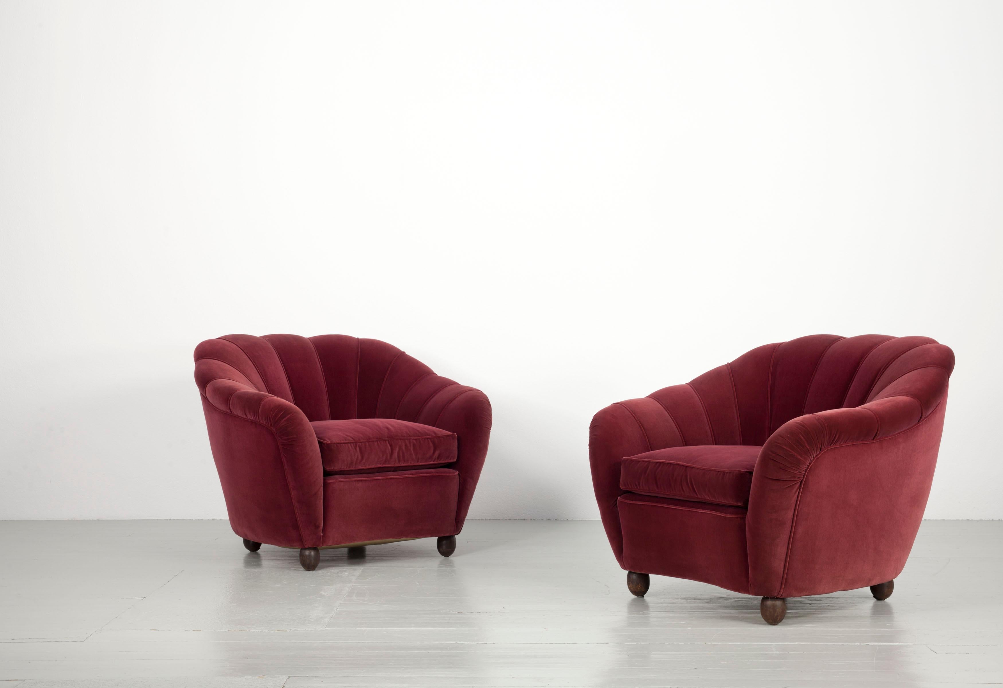 Ensemble italien d'un canapé massif et de deux fauteuils recouverts d'un revêtement en velours rouge foncé, années 1940 en vente 5
