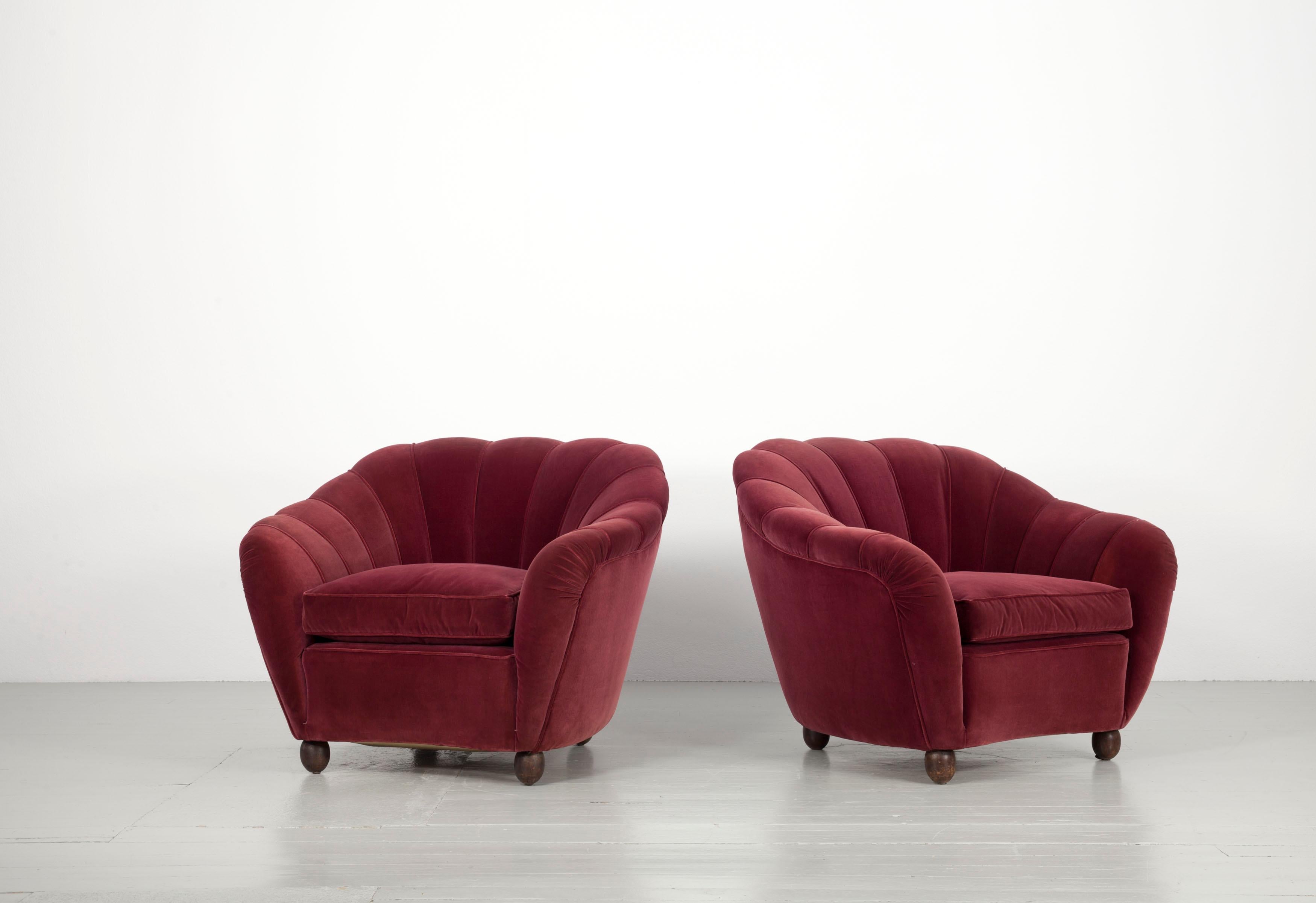Ensemble italien d'un canapé massif et de deux fauteuils recouverts d'un revêtement en velours rouge foncé, années 1940 en vente 6