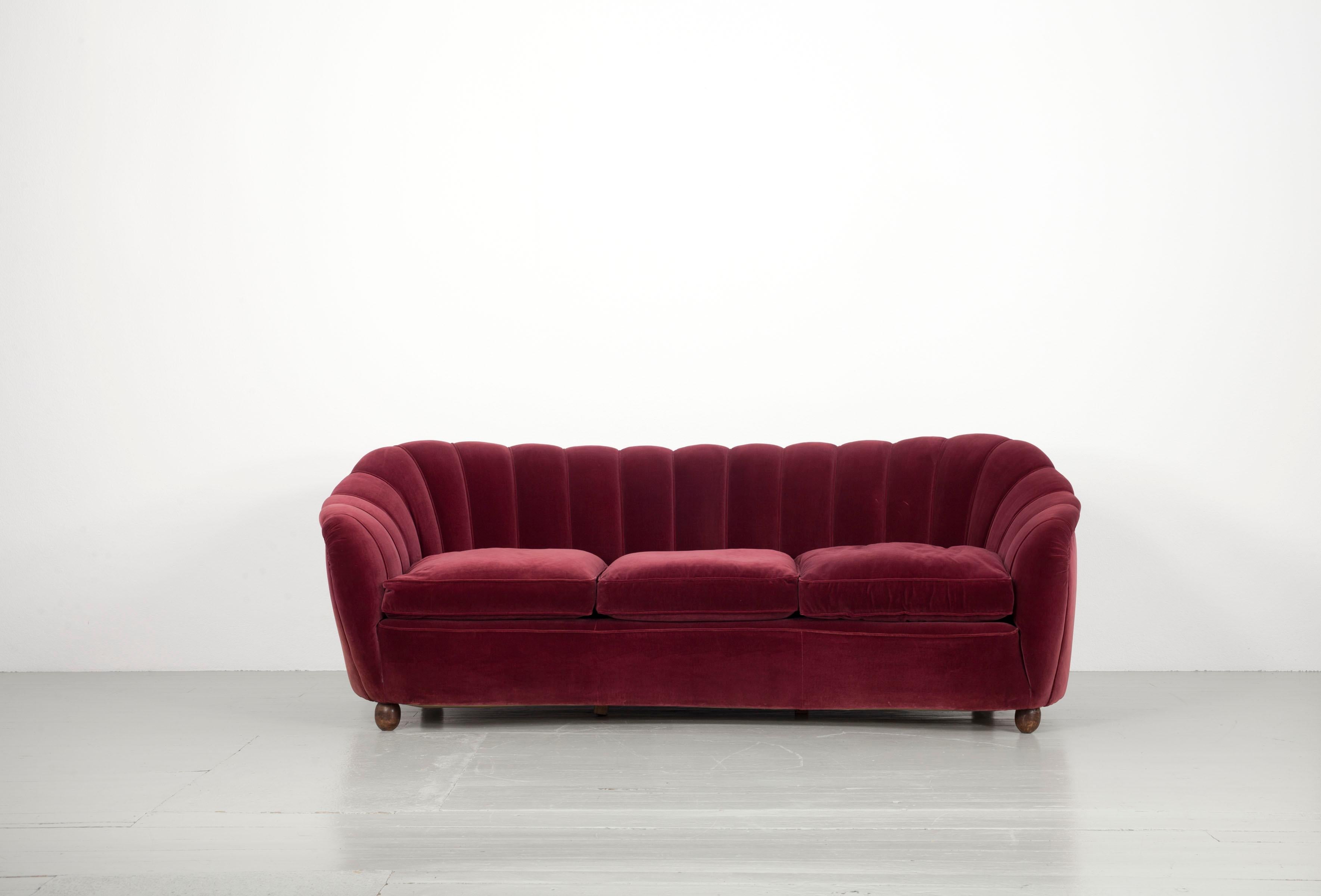 Ensemble italien d'un canapé massif et de deux fauteuils recouverts d'un revêtement en velours rouge foncé, années 1940 en vente 7