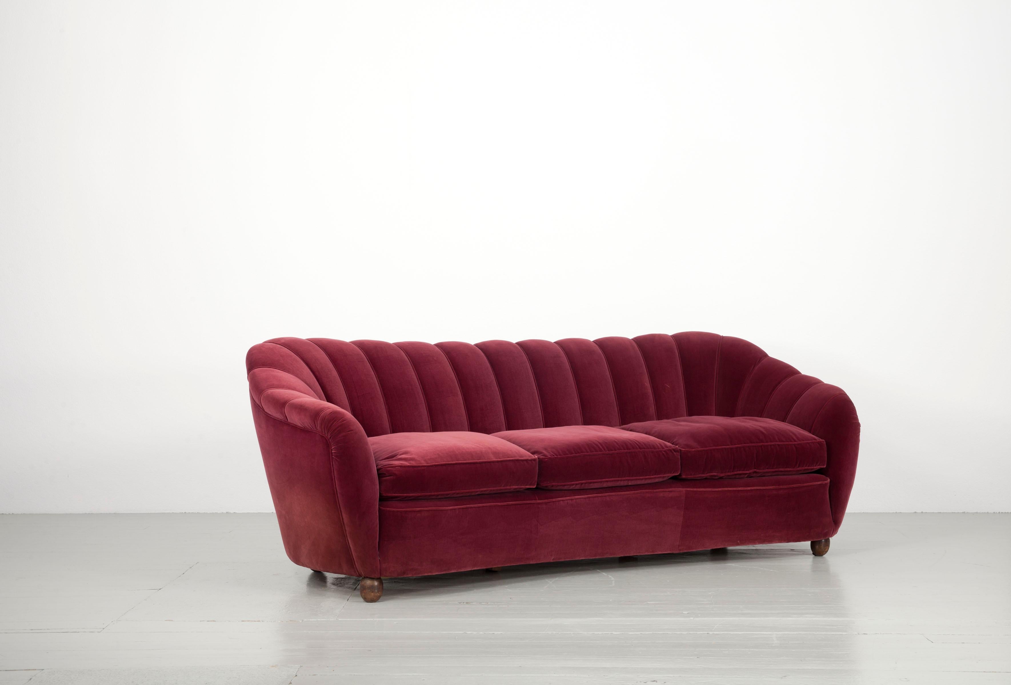 Ensemble italien d'un canapé massif et de deux fauteuils recouverts d'un revêtement en velours rouge foncé, années 1940 en vente 8