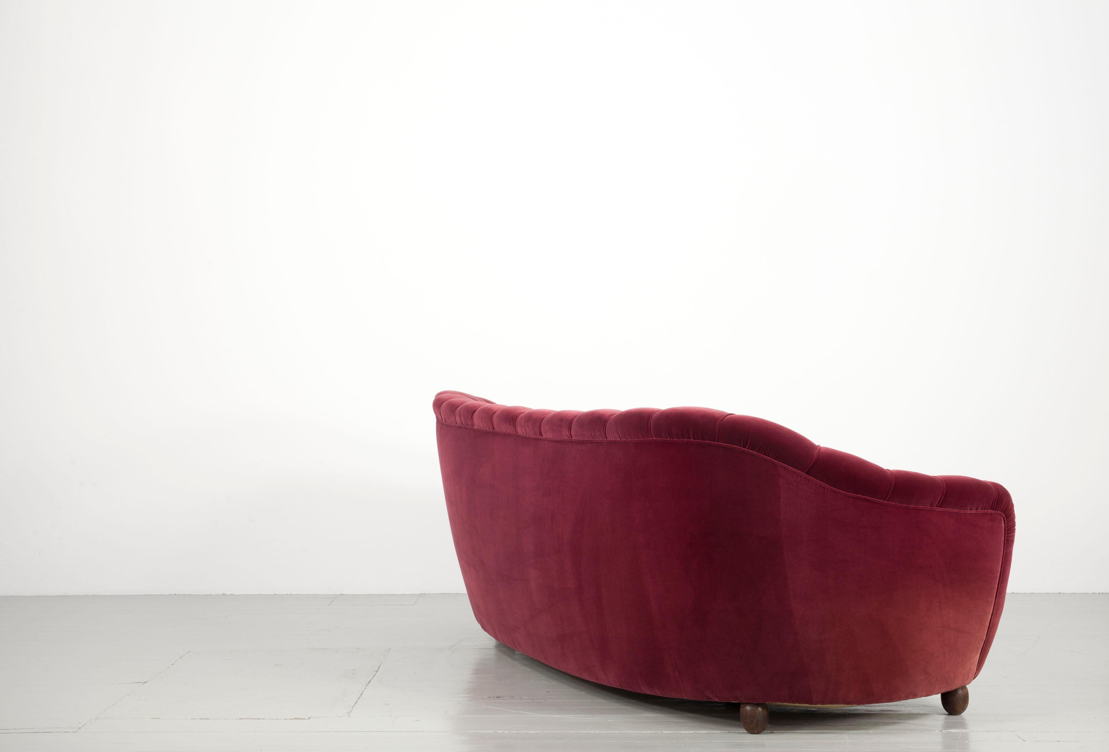 Ensemble italien d'un canapé massif et de deux fauteuils recouverts d'un revêtement en velours rouge foncé, années 1940 en vente 9