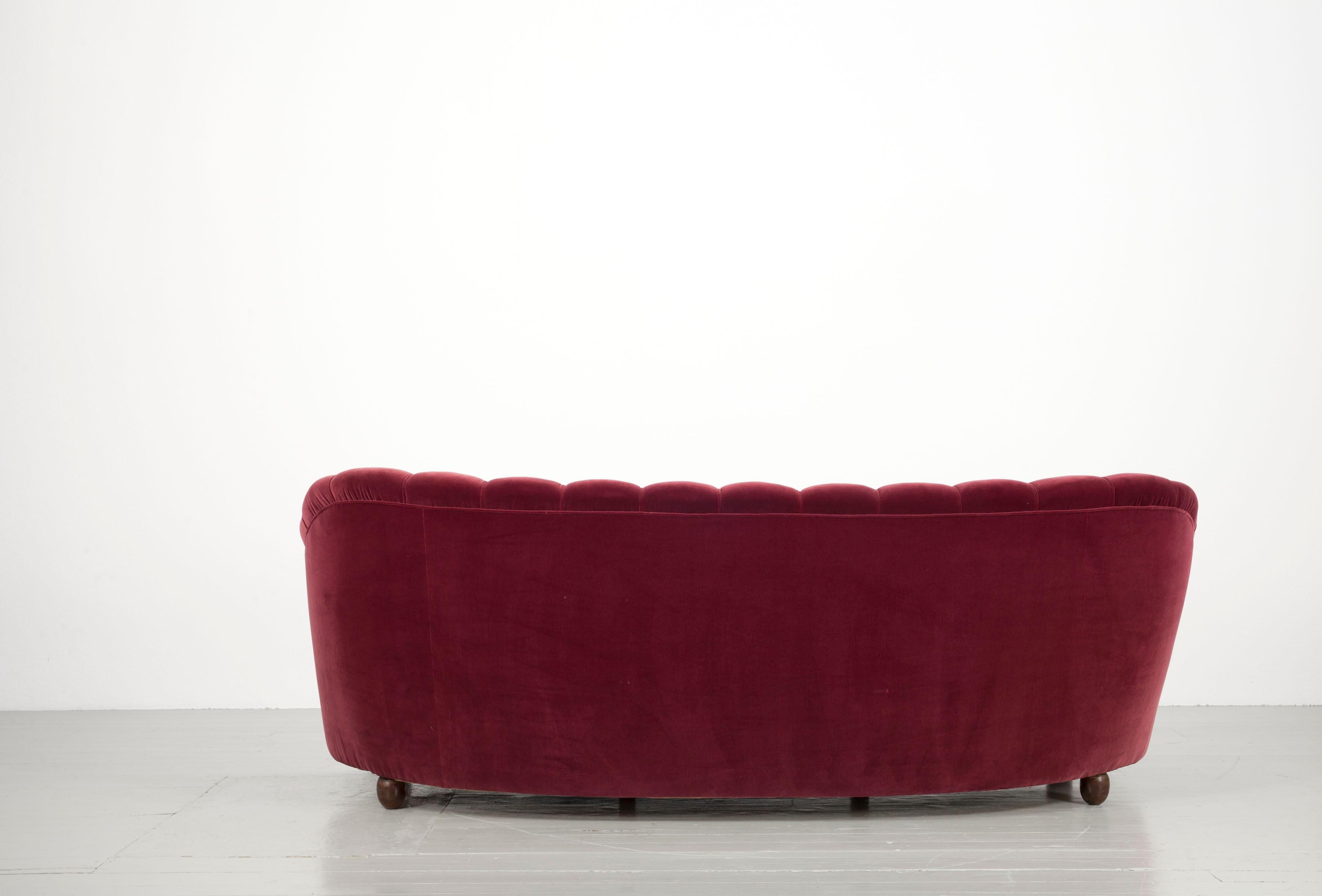 Ensemble italien d'un canapé massif et de deux fauteuils recouverts d'un revêtement en velours rouge foncé, années 1940 en vente 11
