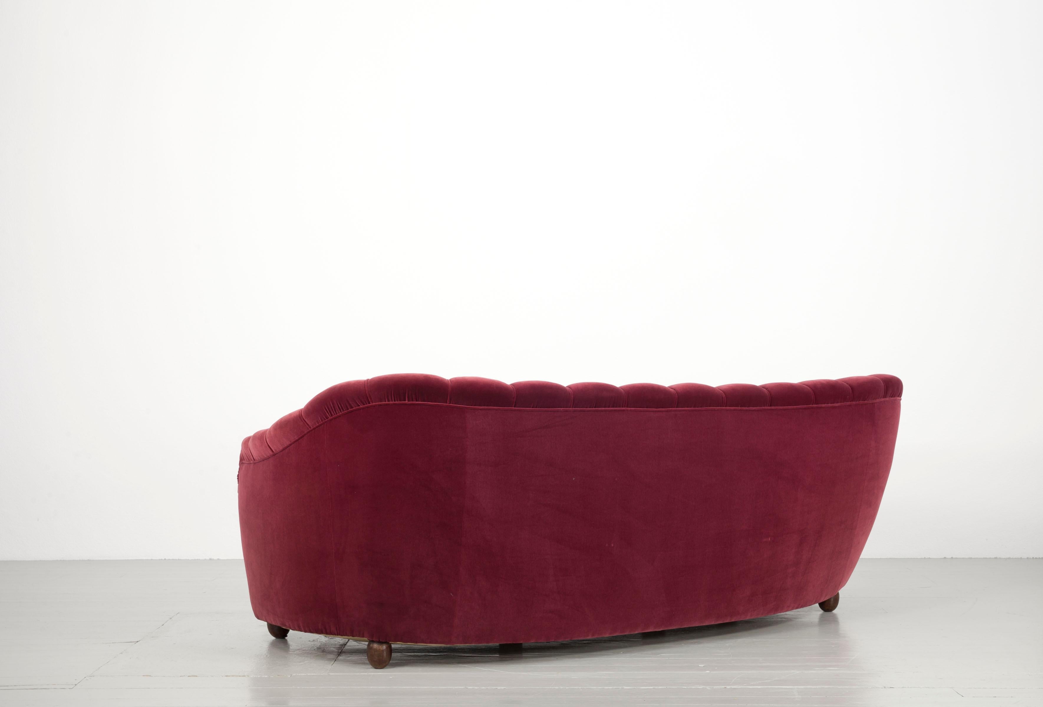 Ensemble italien d'un canapé massif et de deux fauteuils recouverts d'un revêtement en velours rouge foncé, années 1940 en vente 12