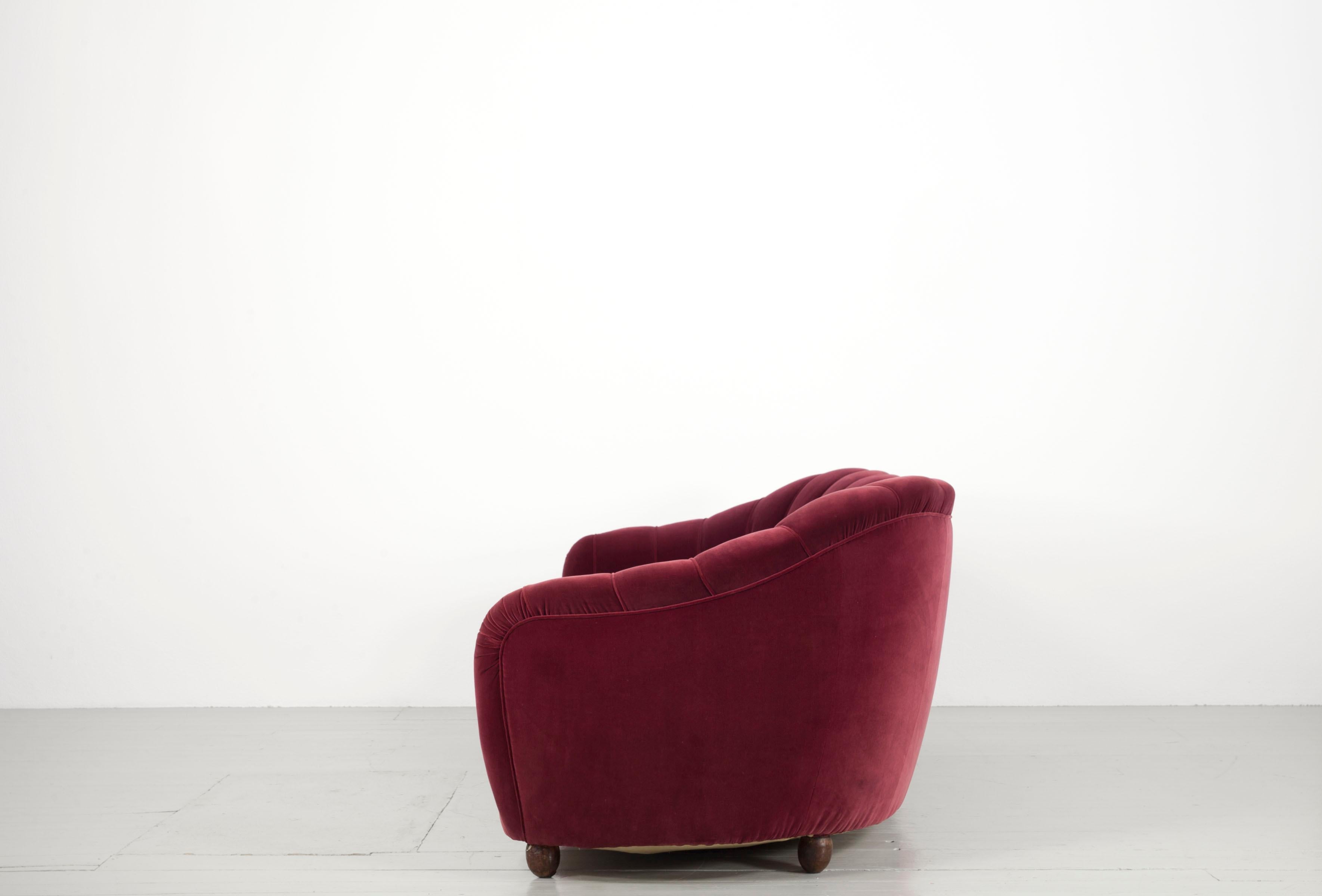 Ensemble italien d'un canapé massif et de deux fauteuils recouverts d'un revêtement en velours rouge foncé, années 1940 en vente 13