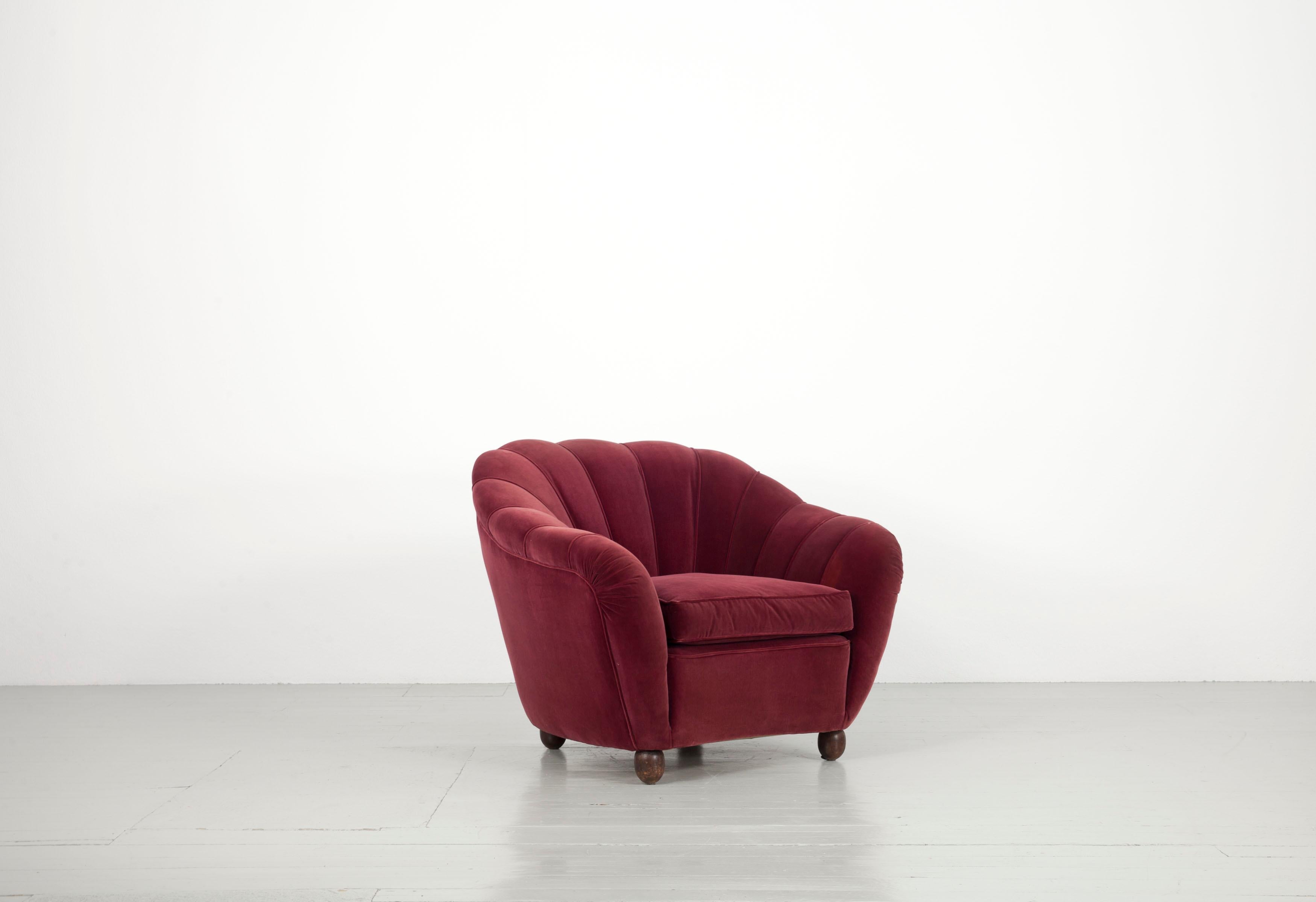 Cet ensemble de canapés se compose d'un canapé massif et de deux fauteuils de l'Italie des années 1940. Les fauteuils ainsi que le canapé sont tapissés d'un tissu en velours rouge foncé, dont la housse d'origine a été très bien nettoyée. Les meubles