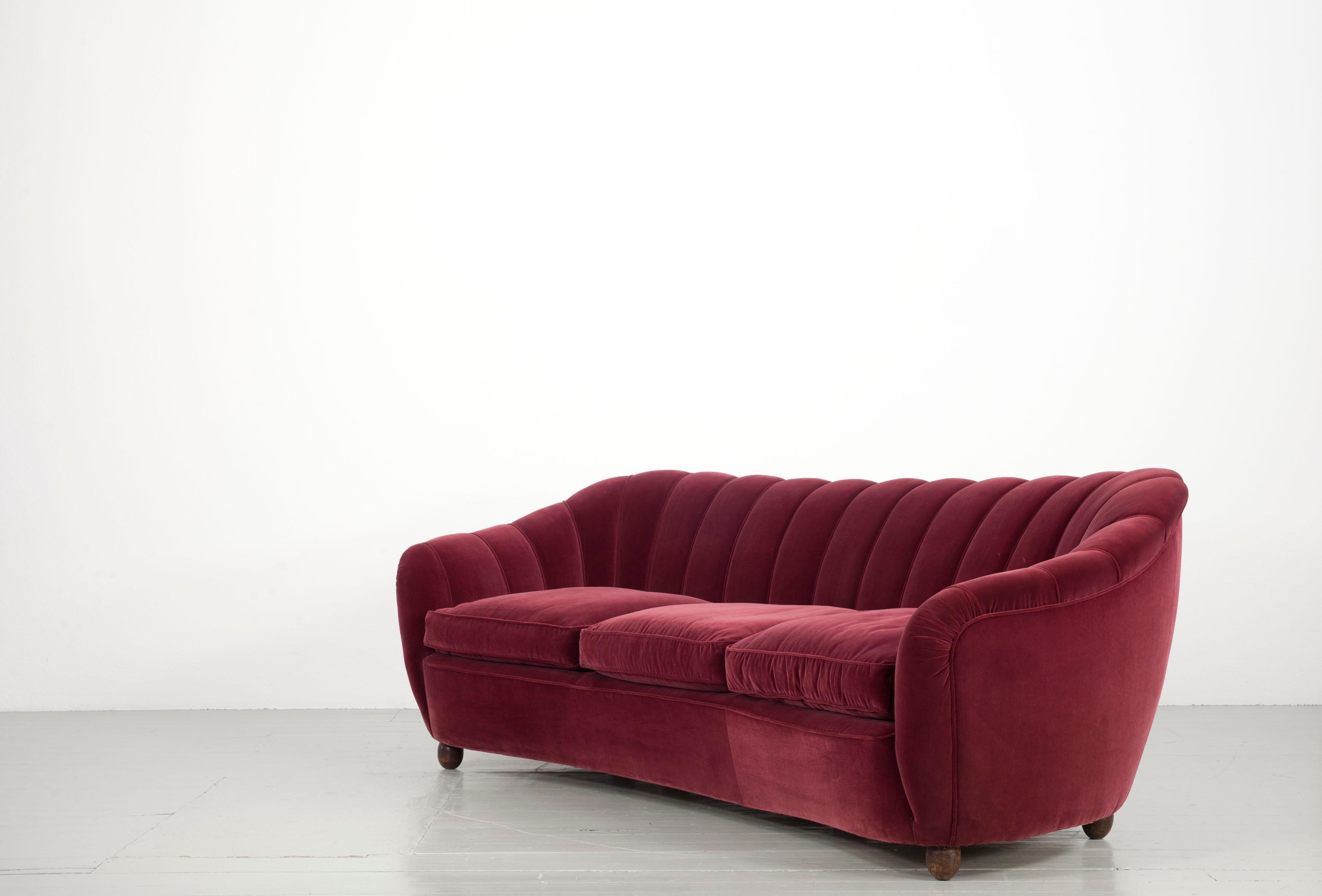Italienisches Set aus einem massiven Sofa und zwei Sesseln mit dunkelrotem Samtbezug, 1940er Jahre 14
