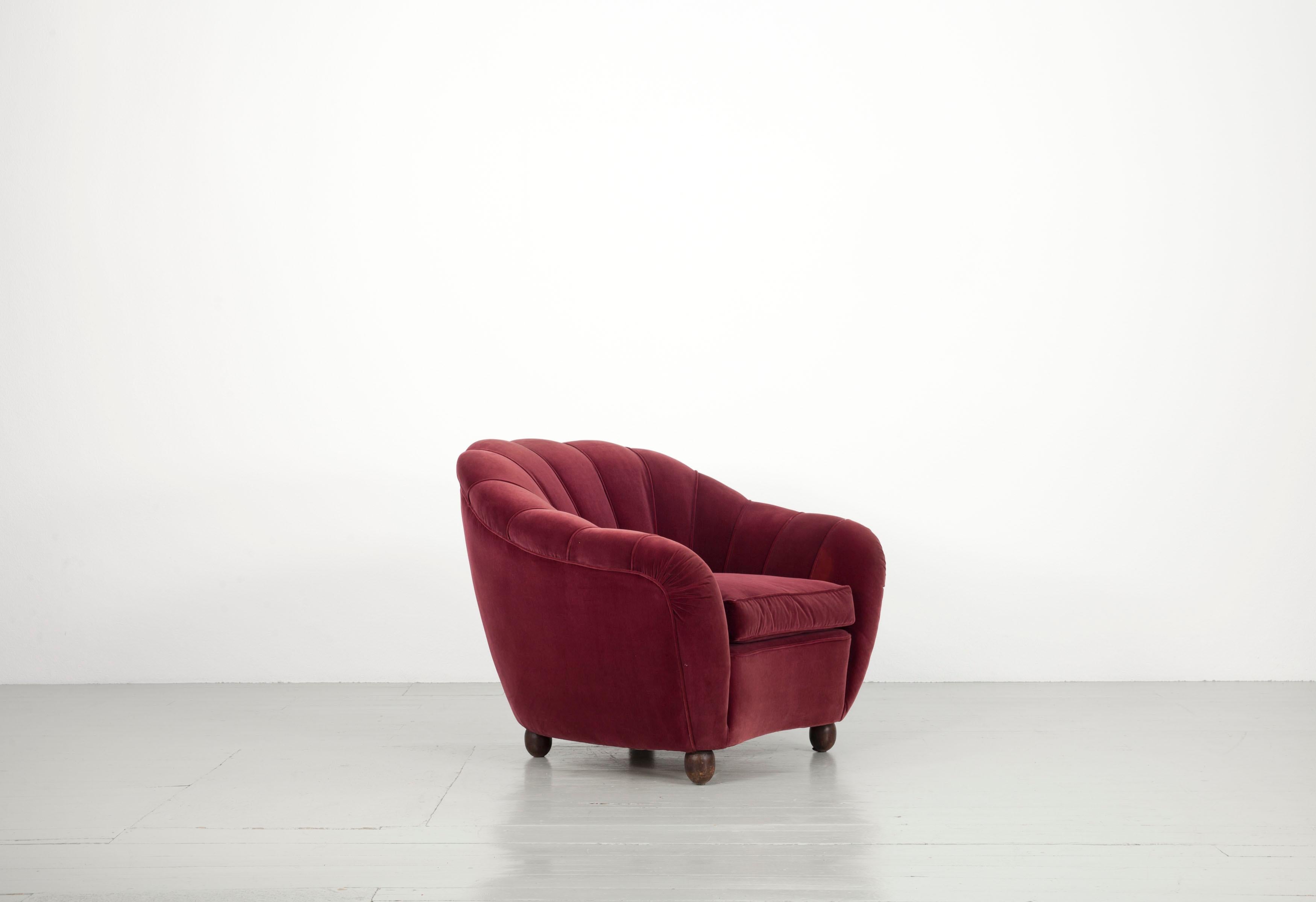 Mid-Century Modern Ensemble italien d'un canapé massif et de deux fauteuils recouverts d'un revêtement en velours rouge foncé, années 1940 en vente